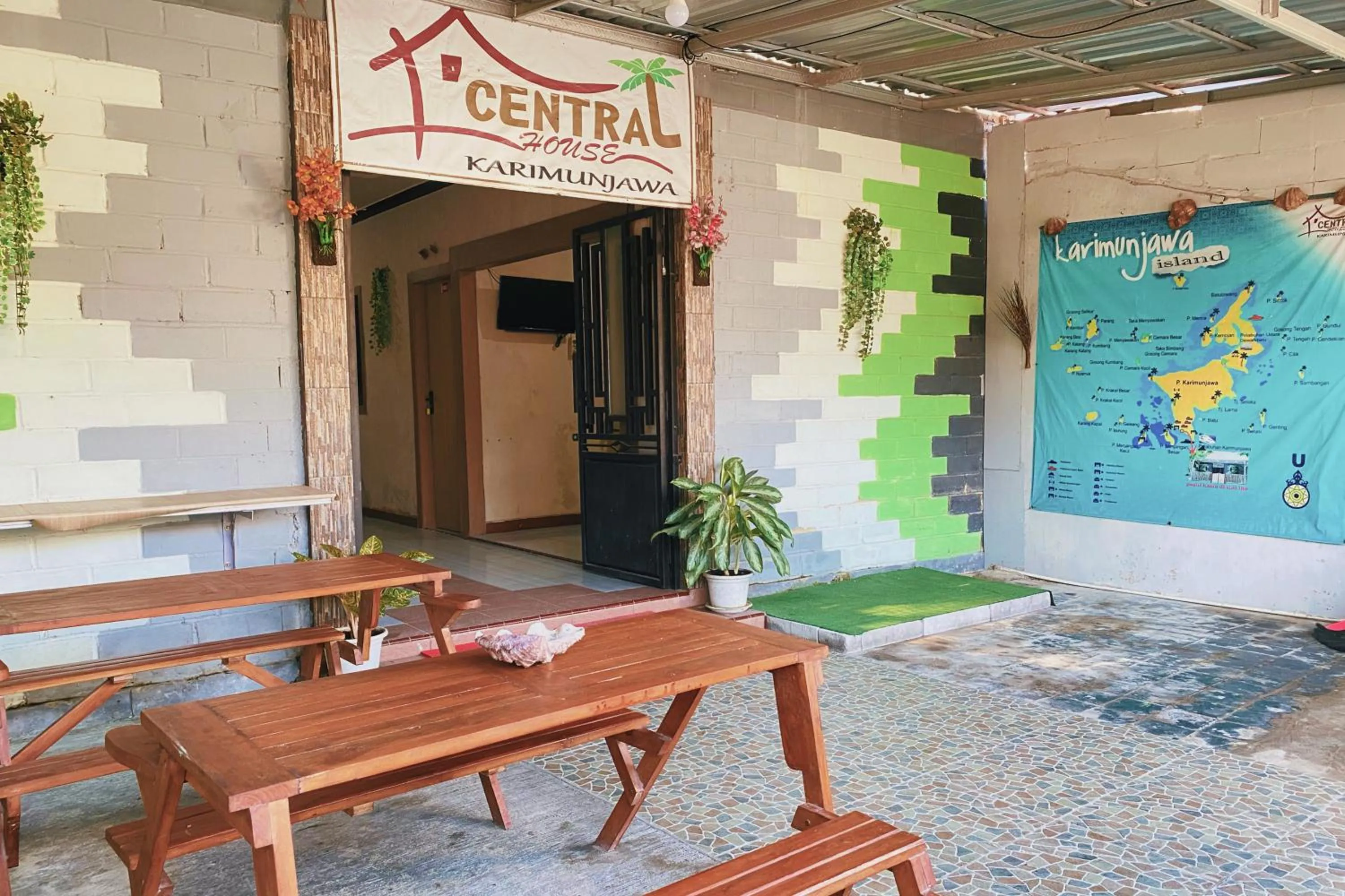 Facade/entrance in Central House Karimunjawa Mitra RedDoorz