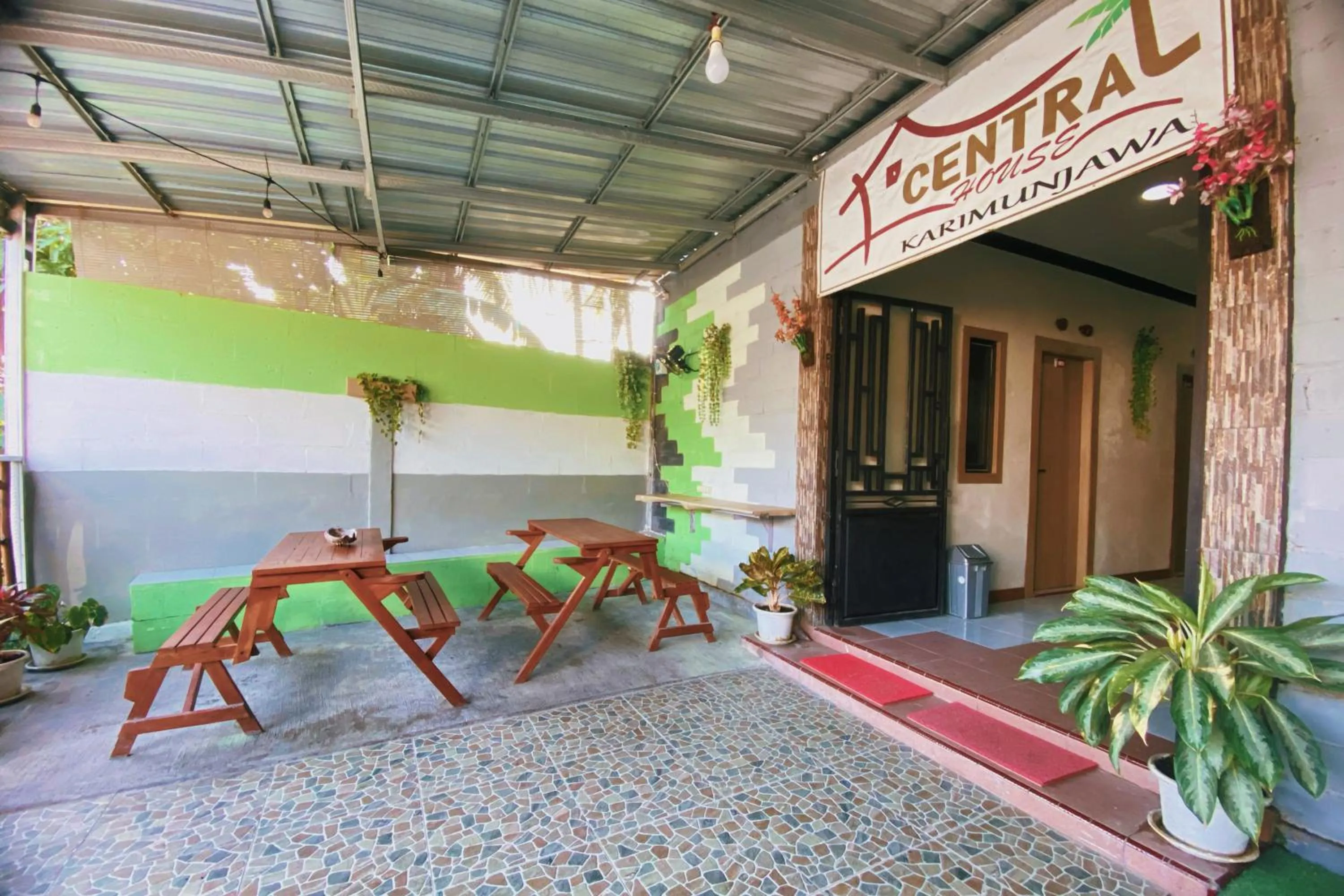 Facade/entrance in Central House Karimunjawa Mitra RedDoorz