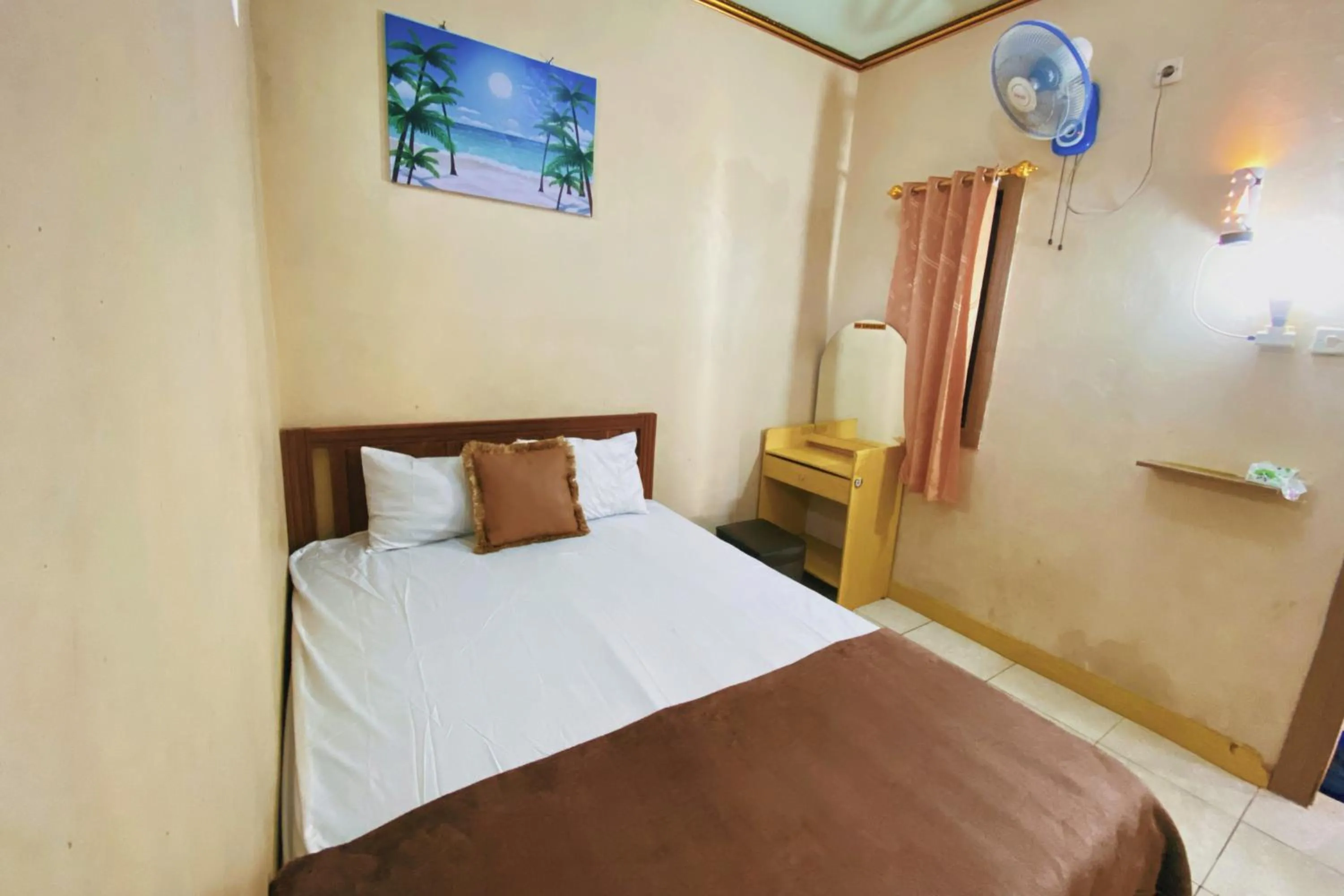 Bedroom, Bed in Central House Karimunjawa Mitra RedDoorz