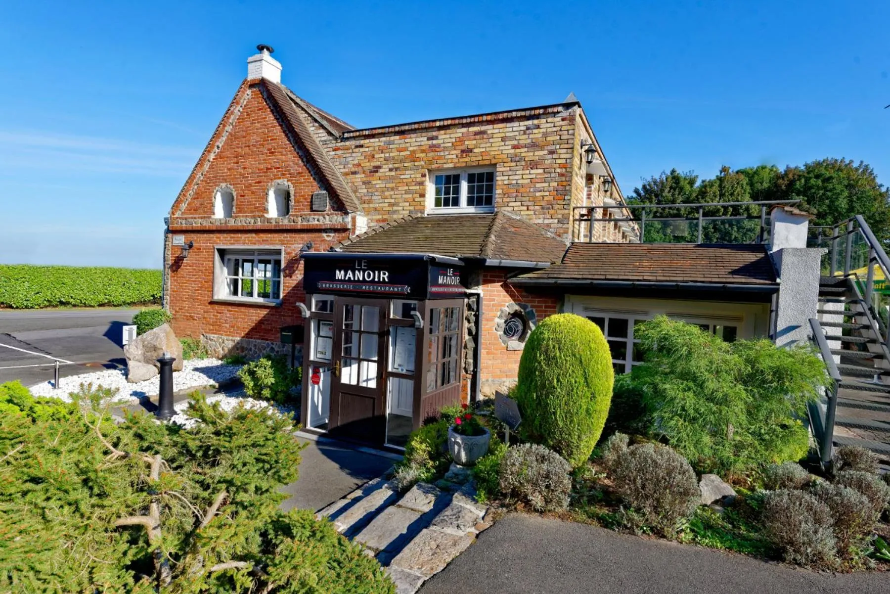 Restaurant/places to eat in Le Manoir