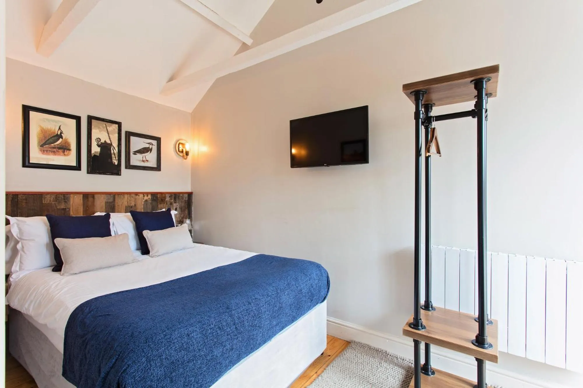 Bedroom, Bed in The Three Swallows Cley