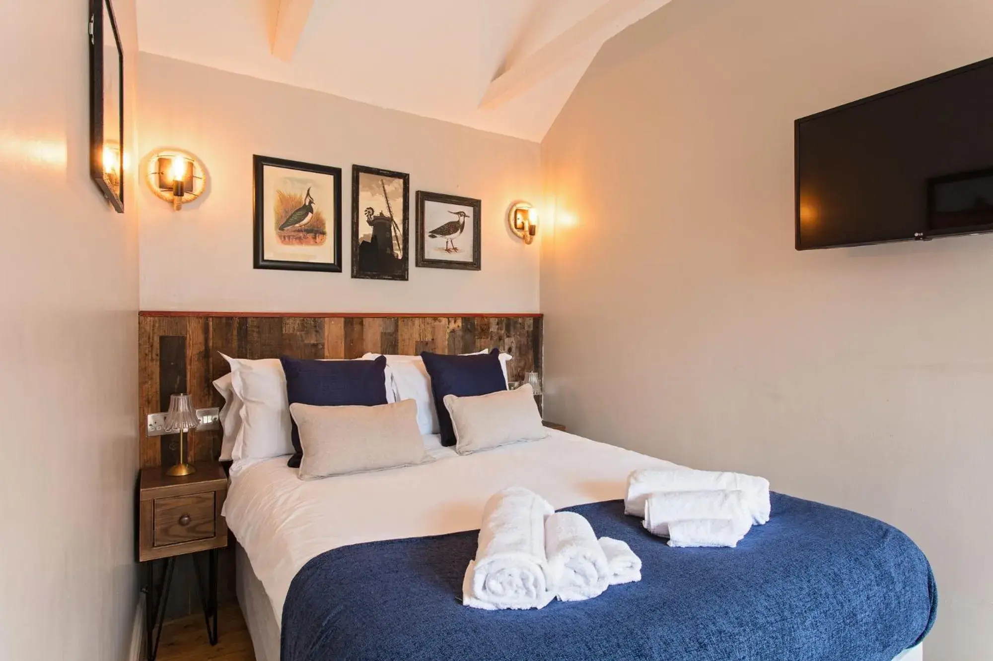 Bedroom, Bed in The Three Swallows Cley Bedroom, Bed in The Three Swallows Cley