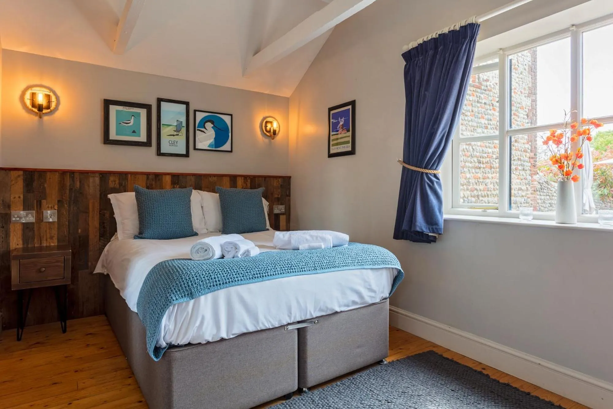 Bedroom, Bed in The Three Swallows Cley