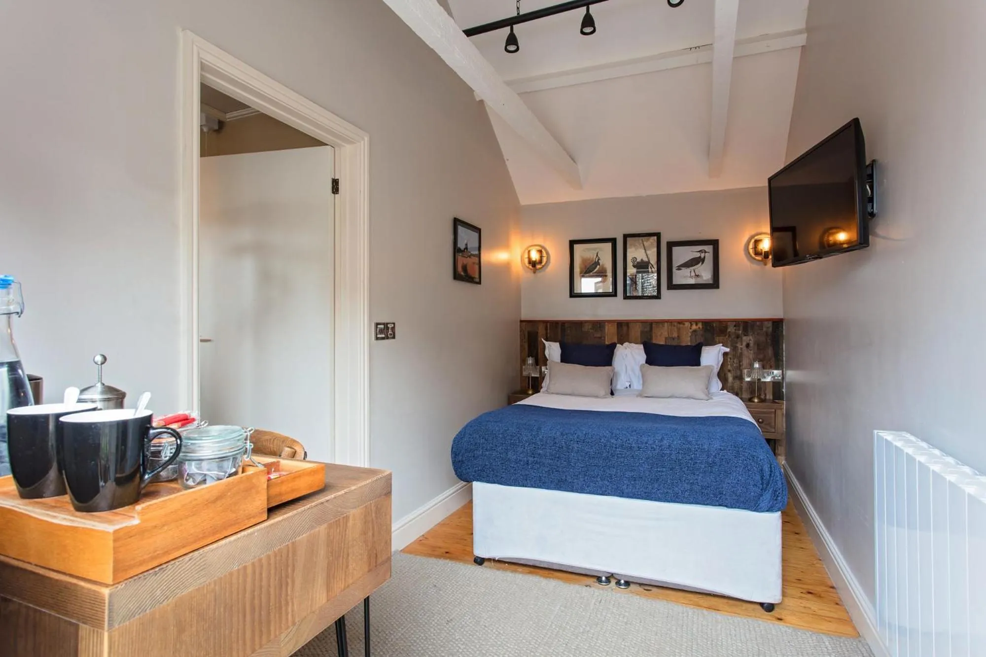 Bedroom, Bed in The Three Swallows Cley