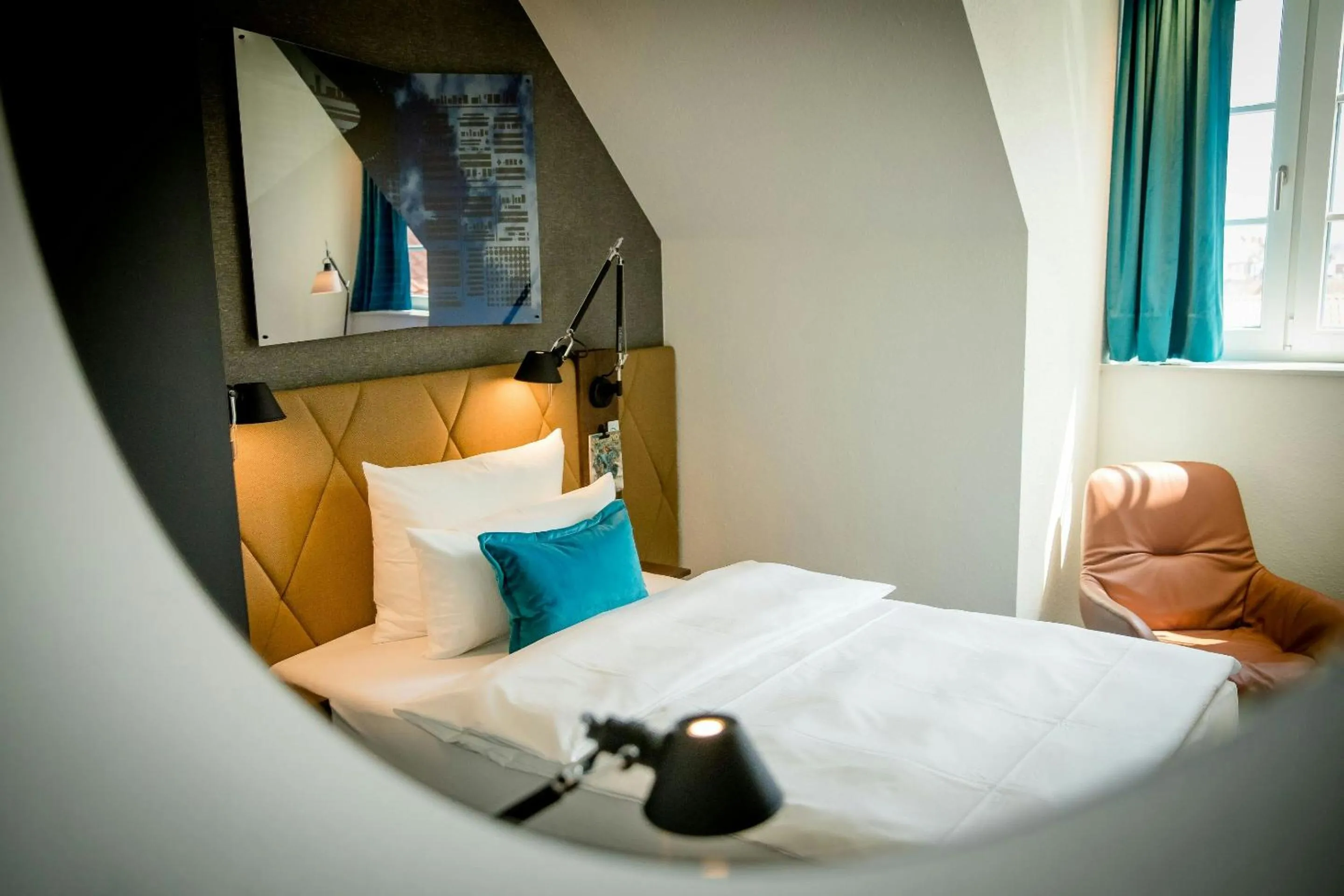 Photo of the whole room, Bed in Motel One Hannover-Oper