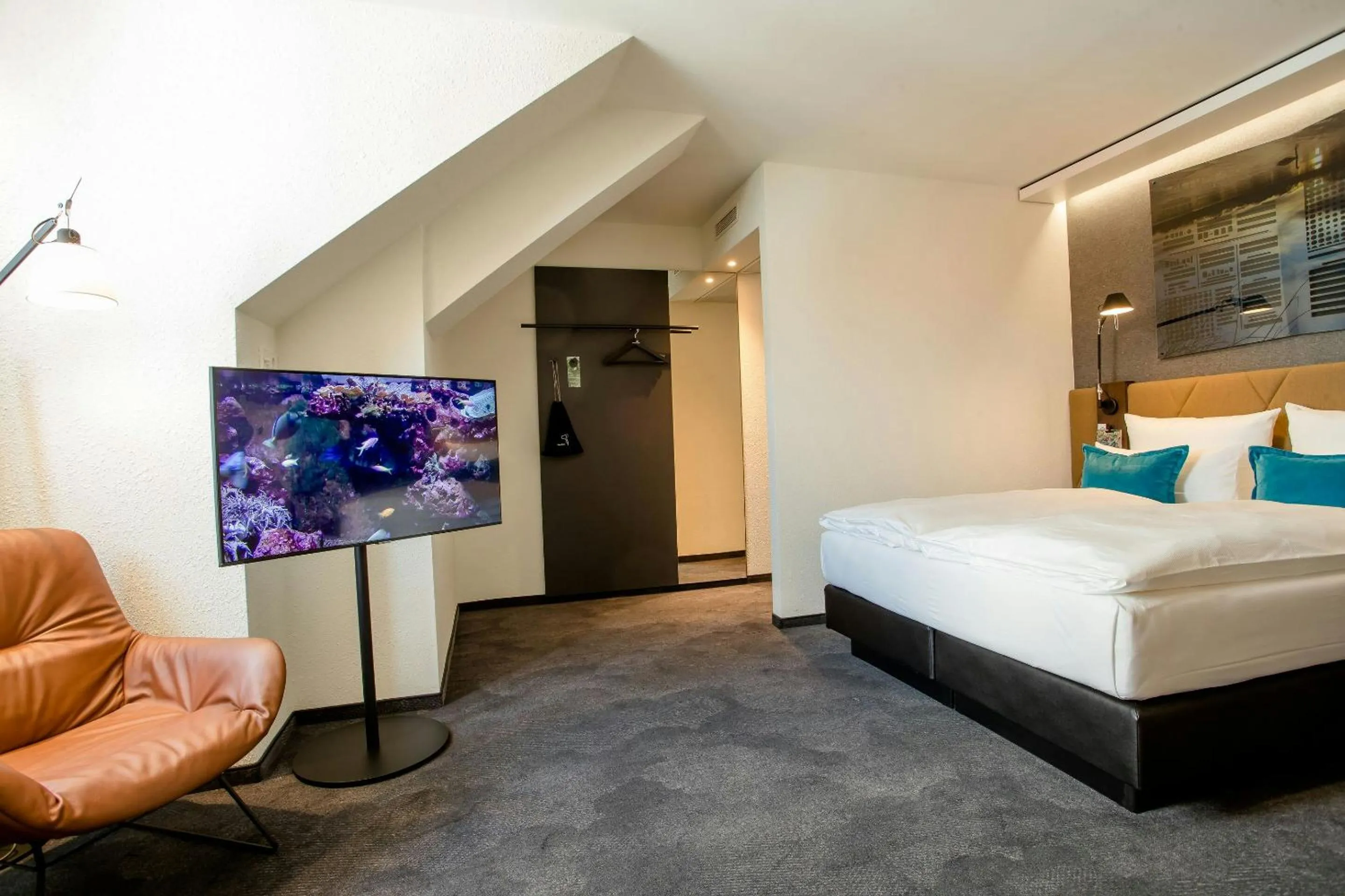 Photo of the whole room, Bed in Motel One Hannover-Oper