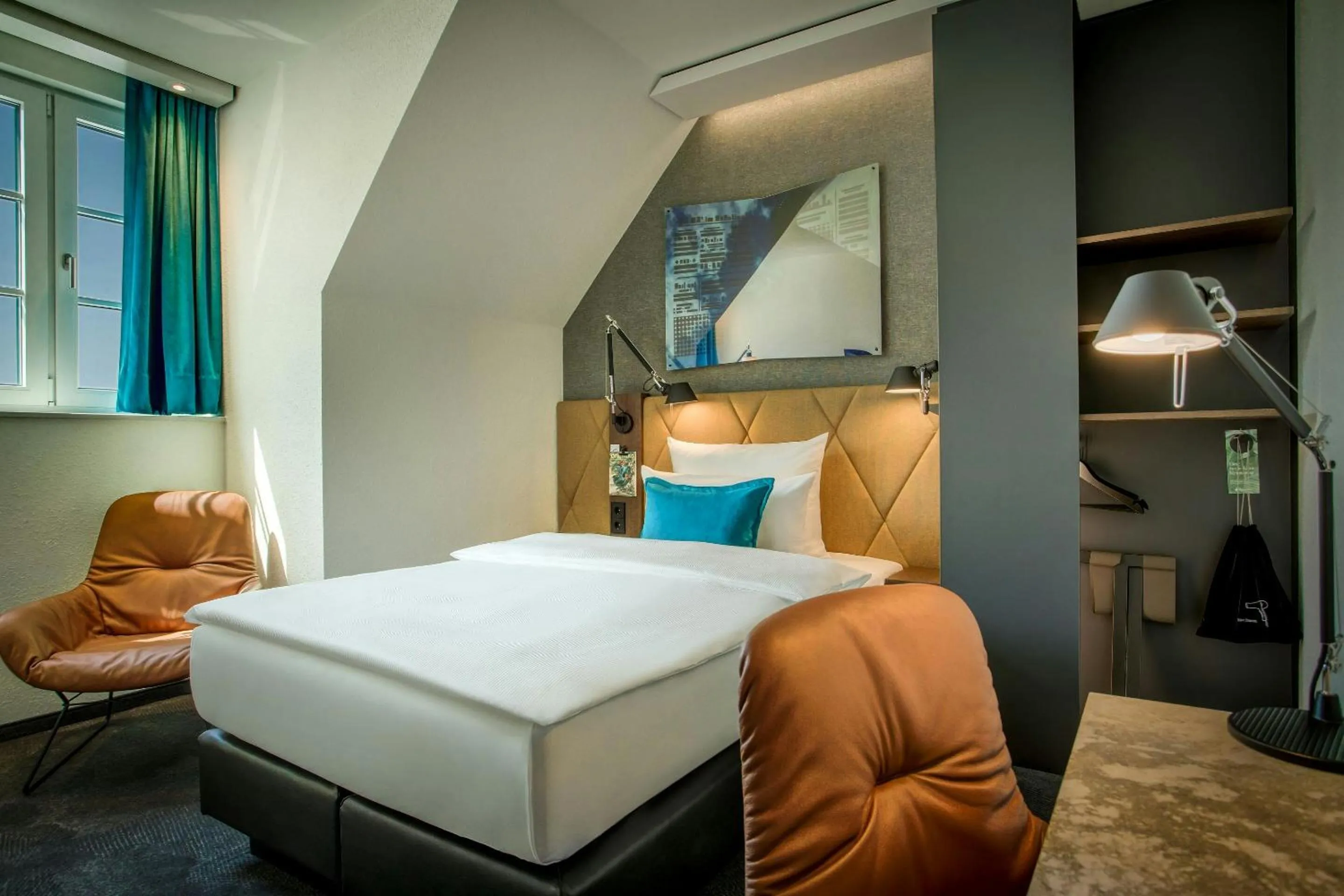 Photo of the whole room, Bed in Motel One Hannover-Oper