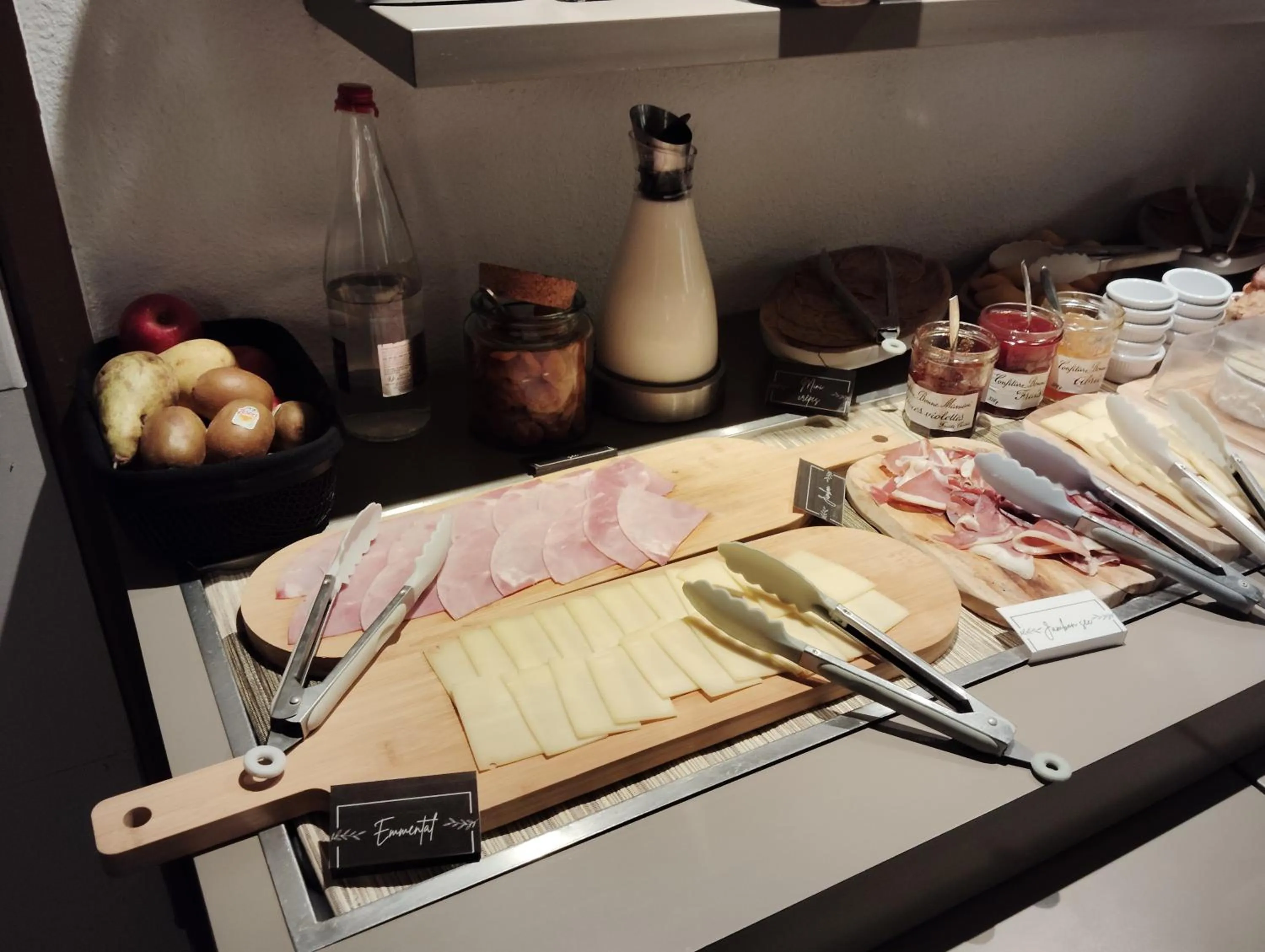 Buffet breakfast in Hôtel Inn Design & Restaurant Langres