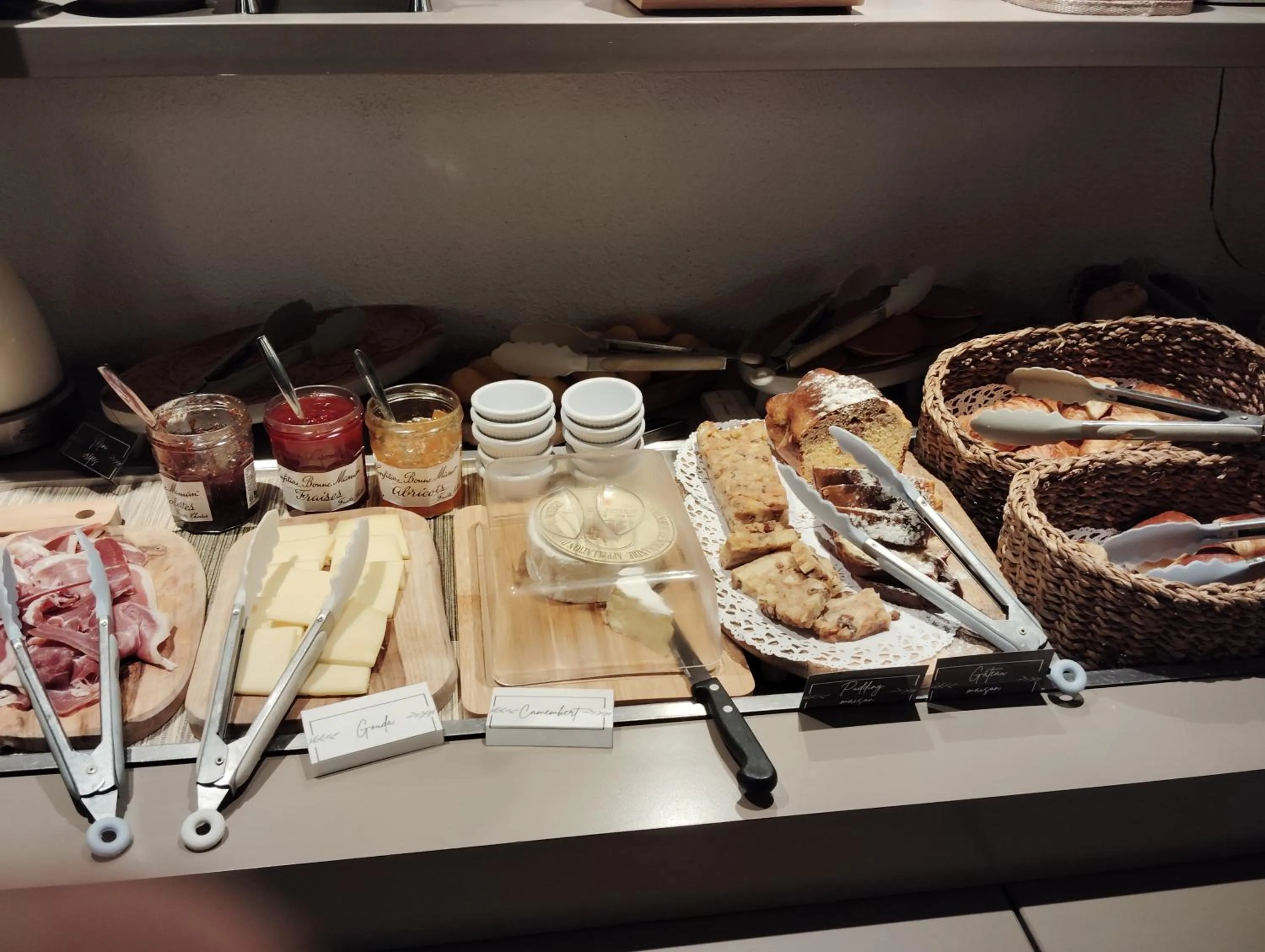 Buffet breakfast in Hôtel Inn Design & Restaurant Langres