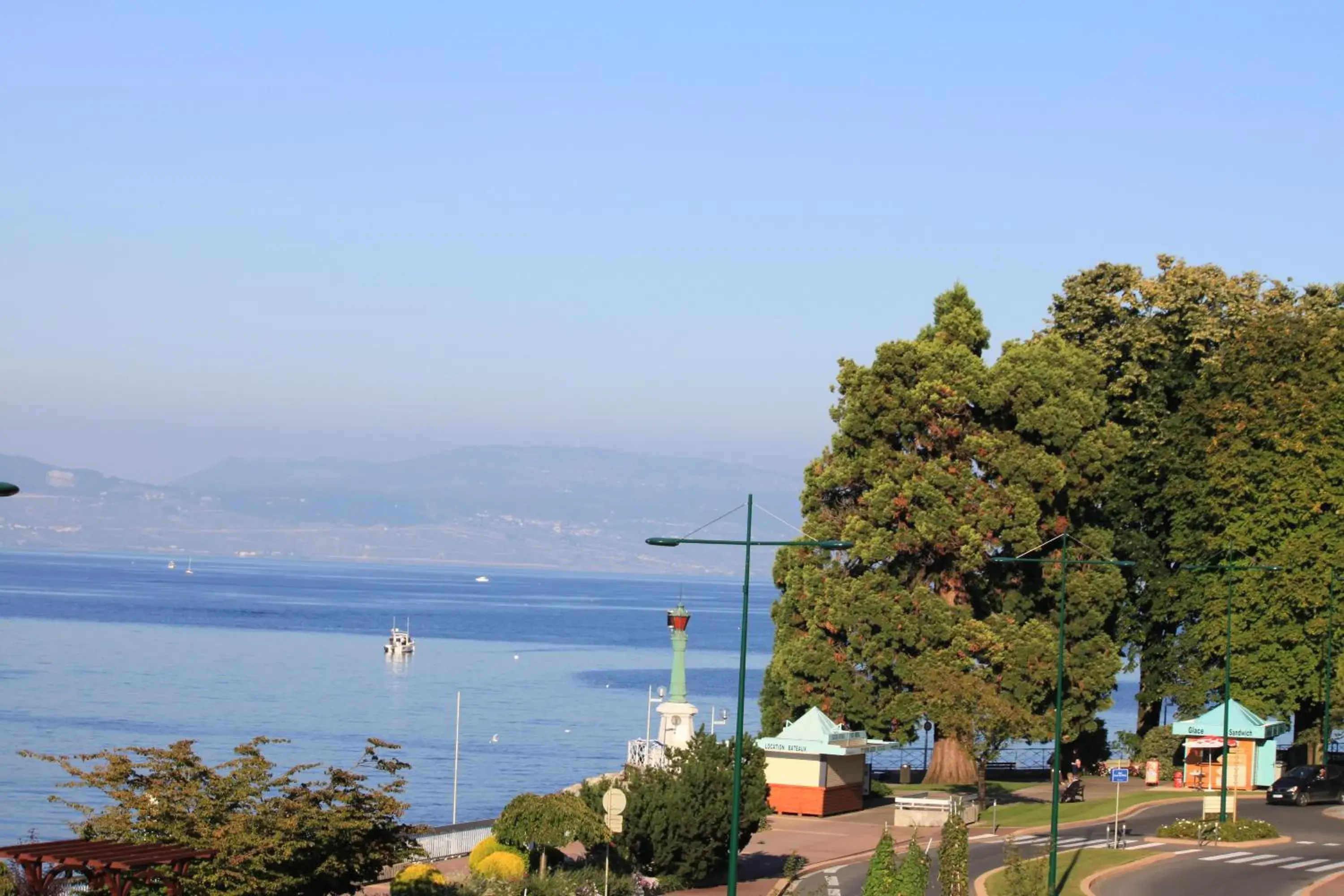Lake view in The Originals Boutique, Hôtel Alizé, Évian-les-Bains Lake view in The Originals Boutique, Hôtel Alizé, Évian-les-Bains