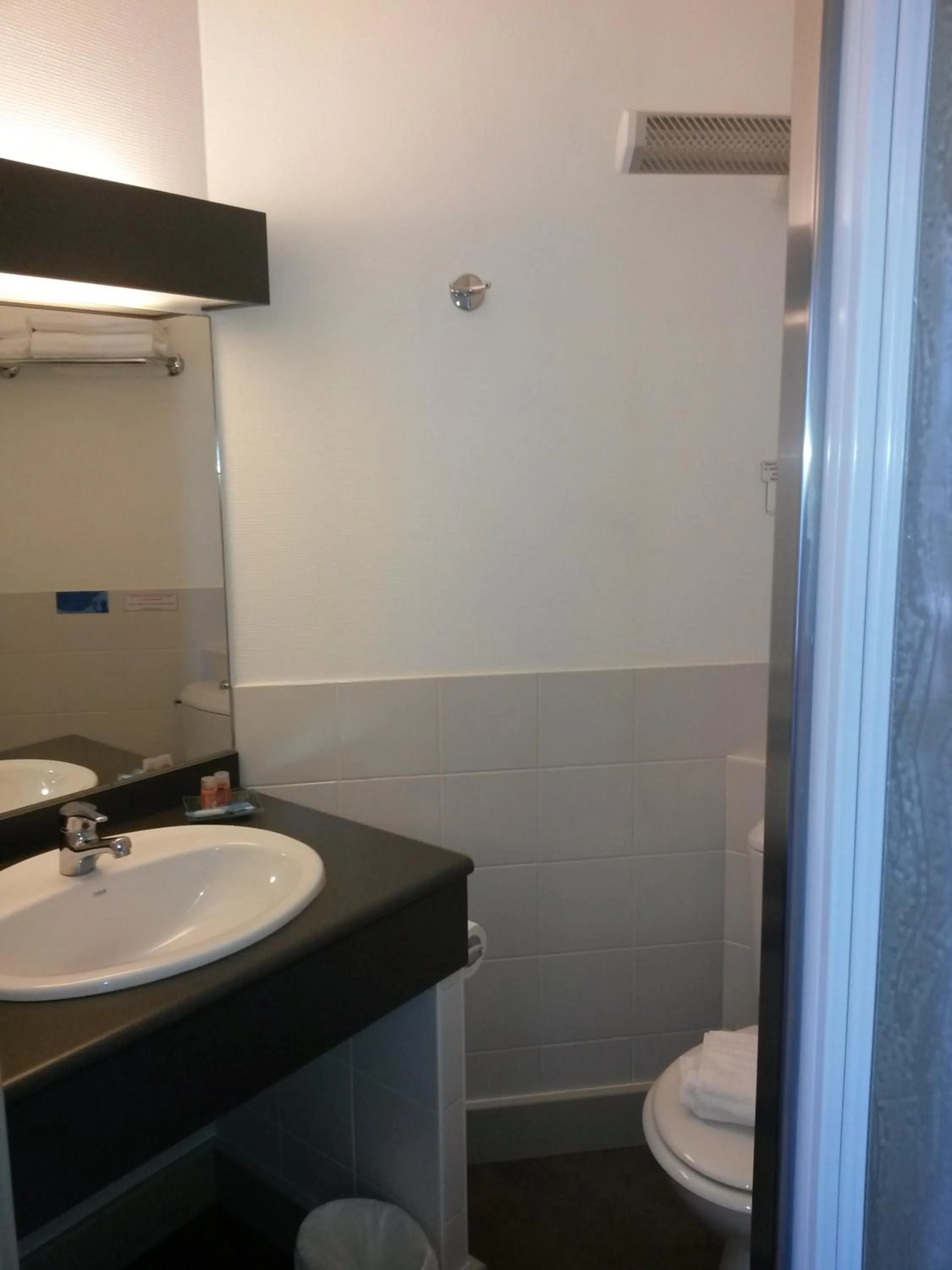 Bathroom in The Originals Boutique, Hôtel Alizé, Évian-les-Bains