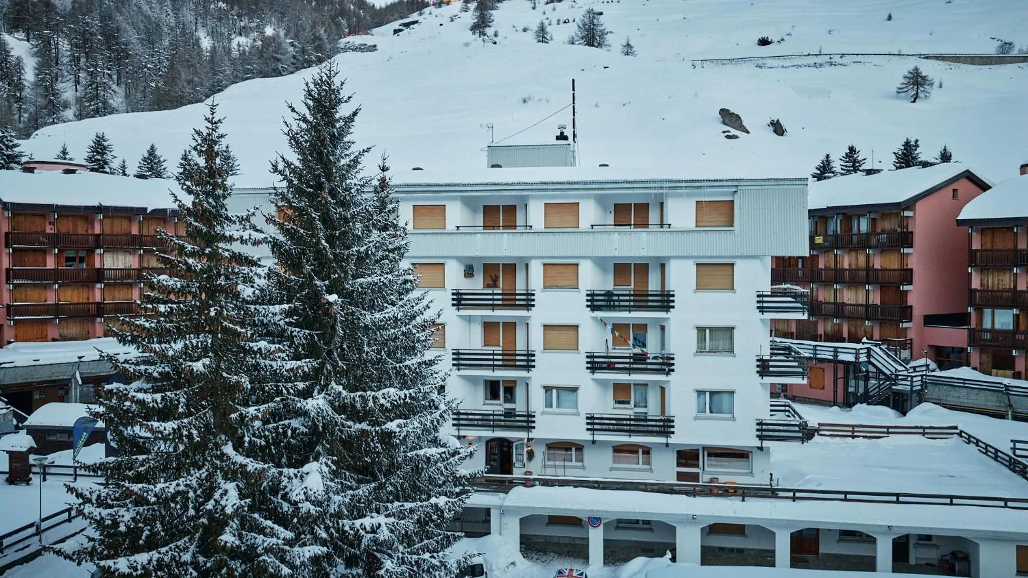 Property building in Hotel Hermitage