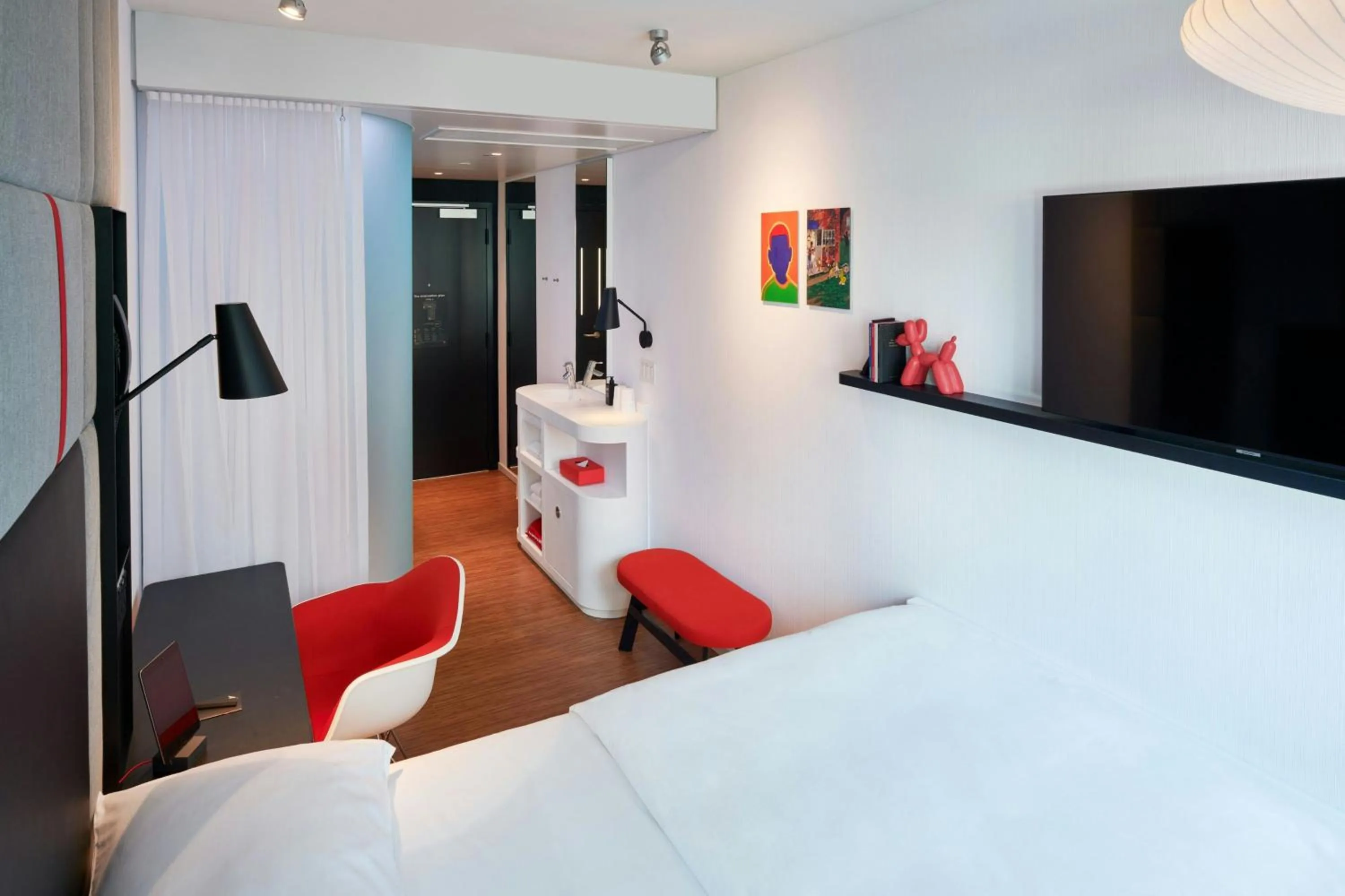 Photo of the whole room, Bed in citizenM Washington DC NoMa