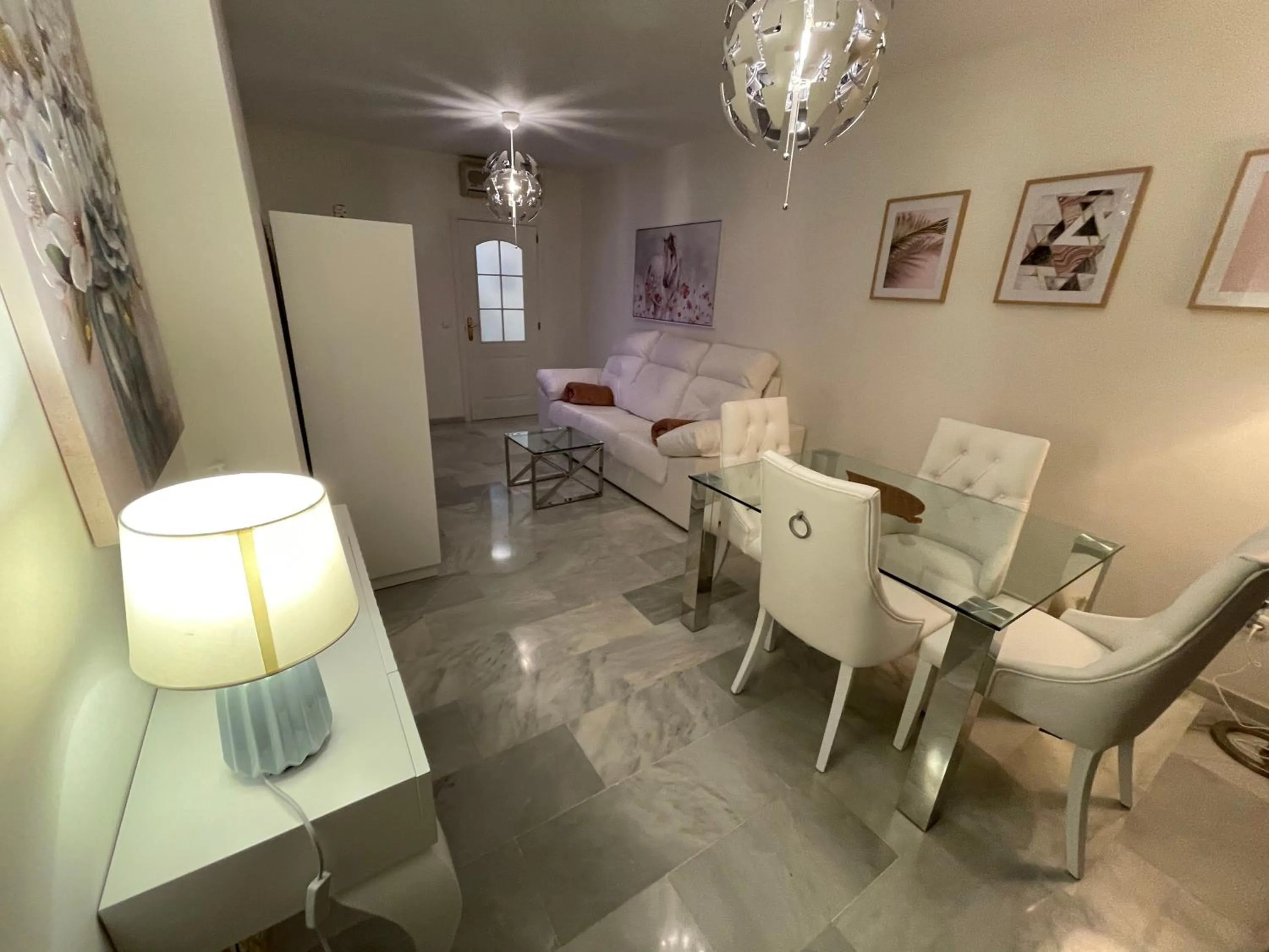 Dining area in Mi Capricho Luxury Apartment Bajo, P03