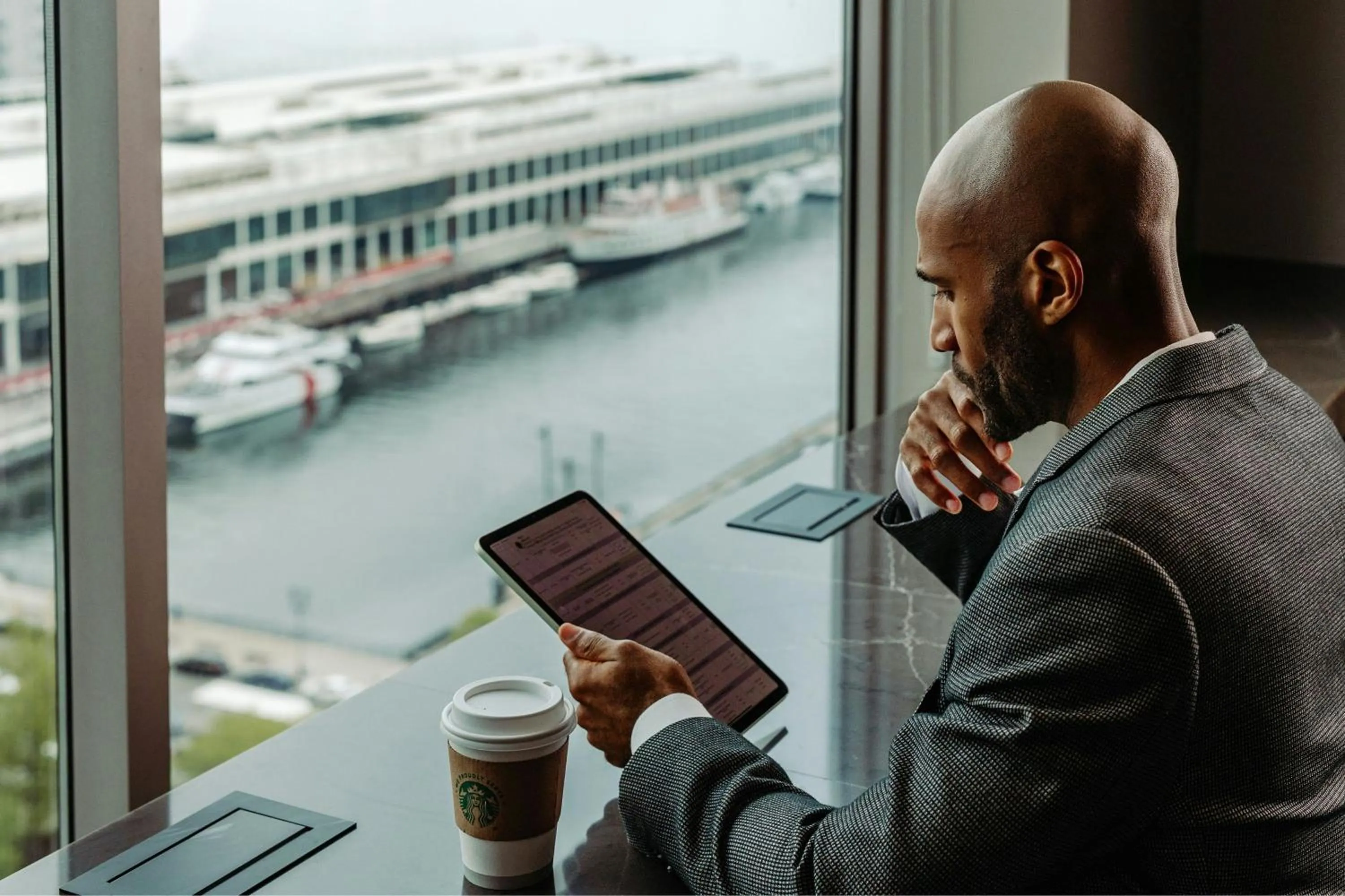 Lounge or bar in Renaissance Boston Seaport District
