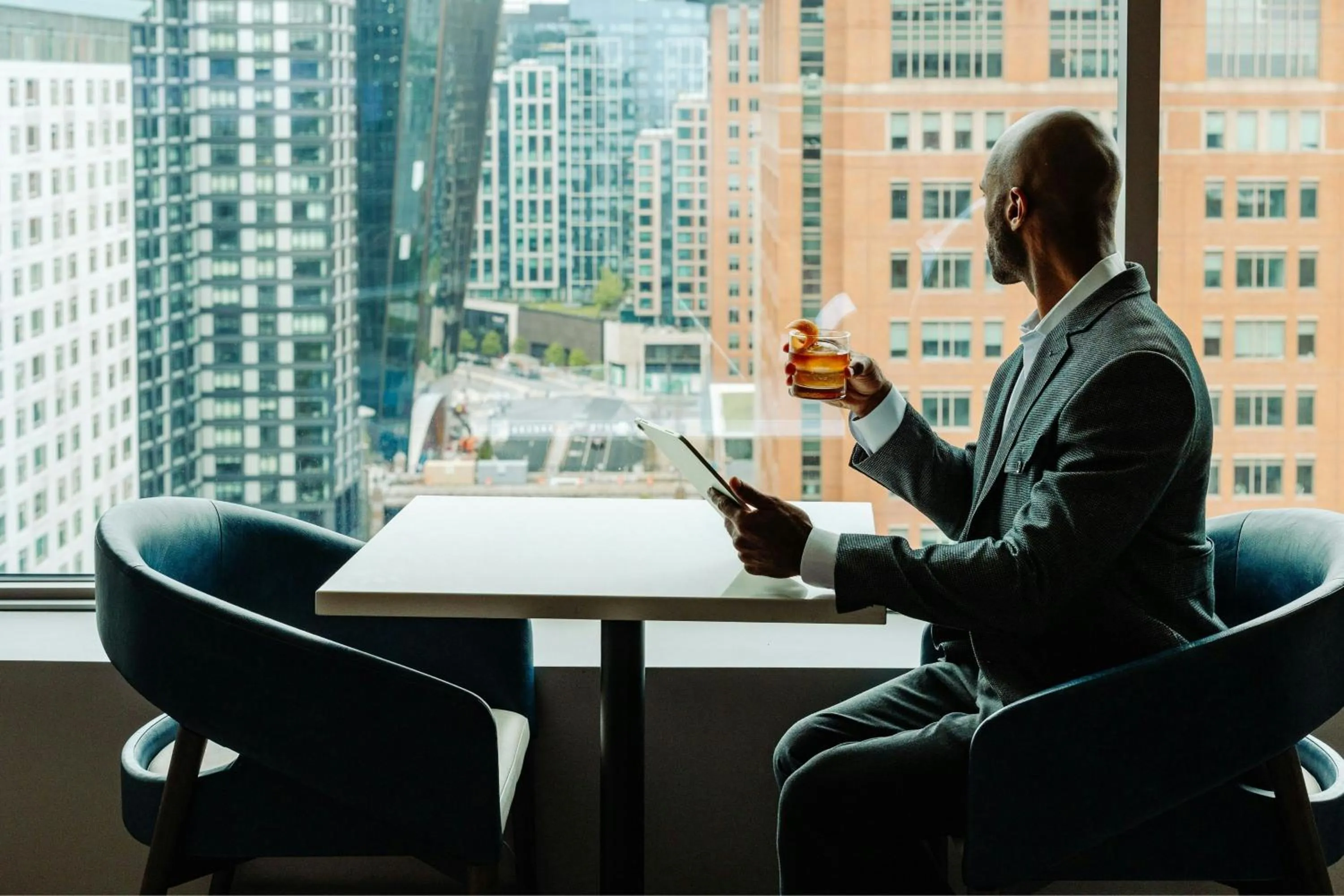 Lounge or bar in Renaissance Boston Seaport District