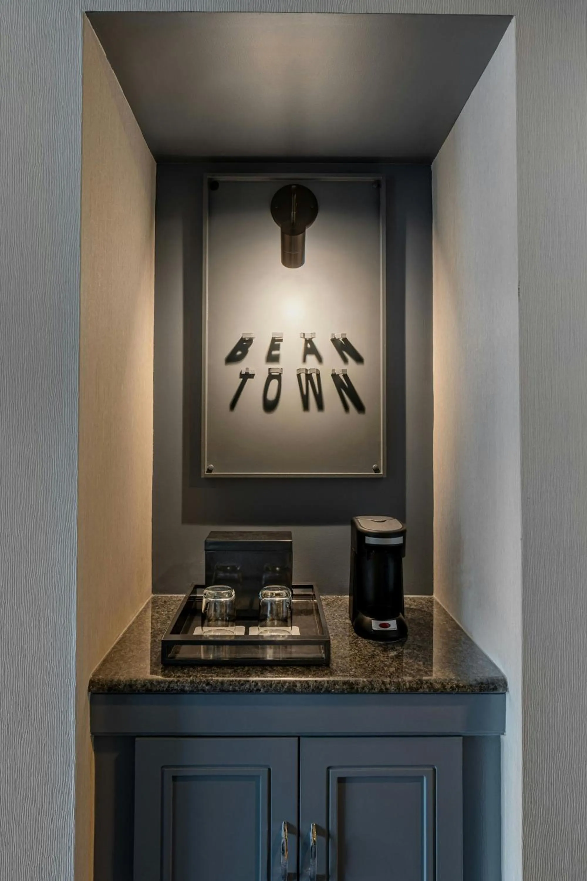 Lounge or bar in Renaissance Boston Seaport District