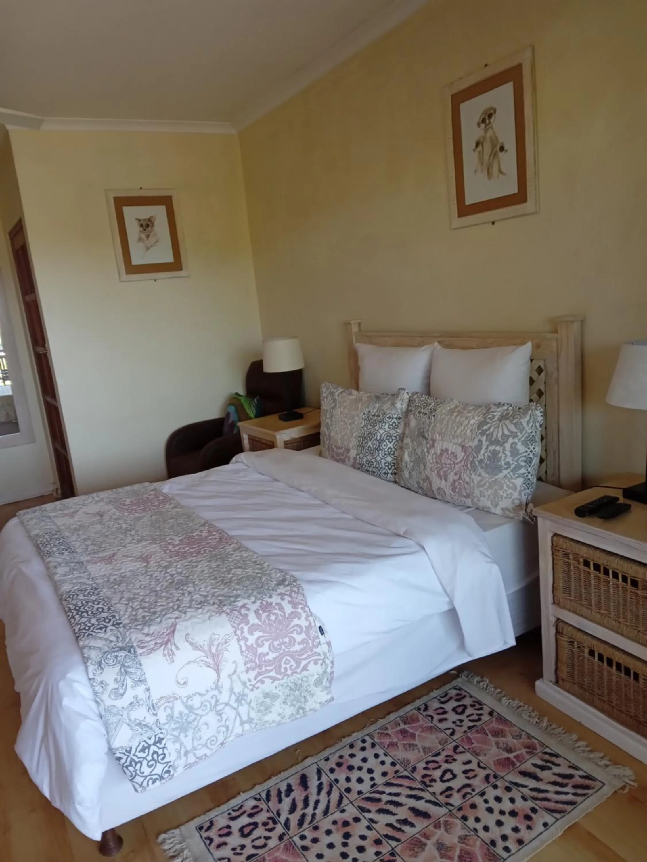 Photo of the whole room, Bed in THE THATCH HIDE