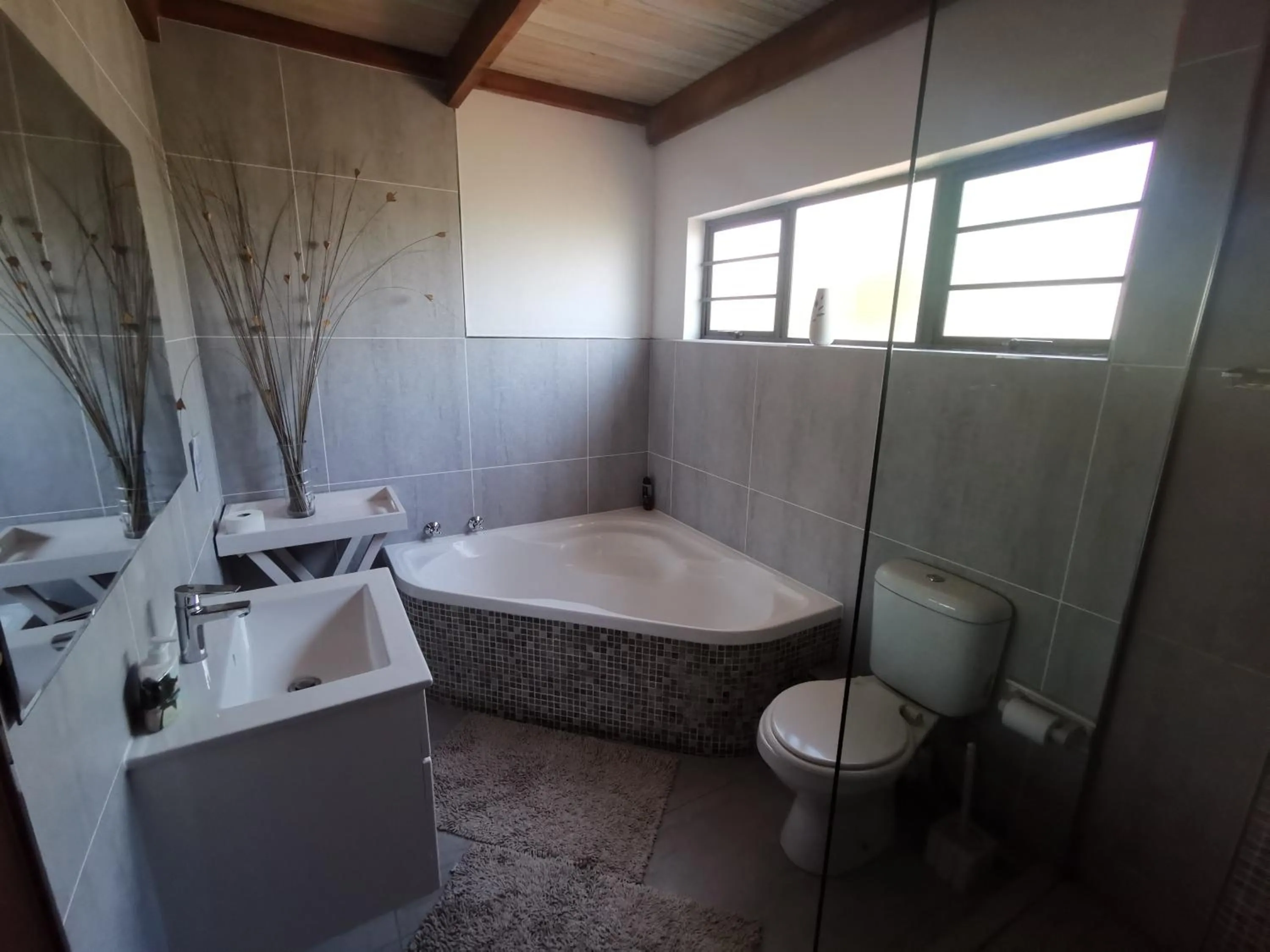 Bathroom in THE THATCH HIDE