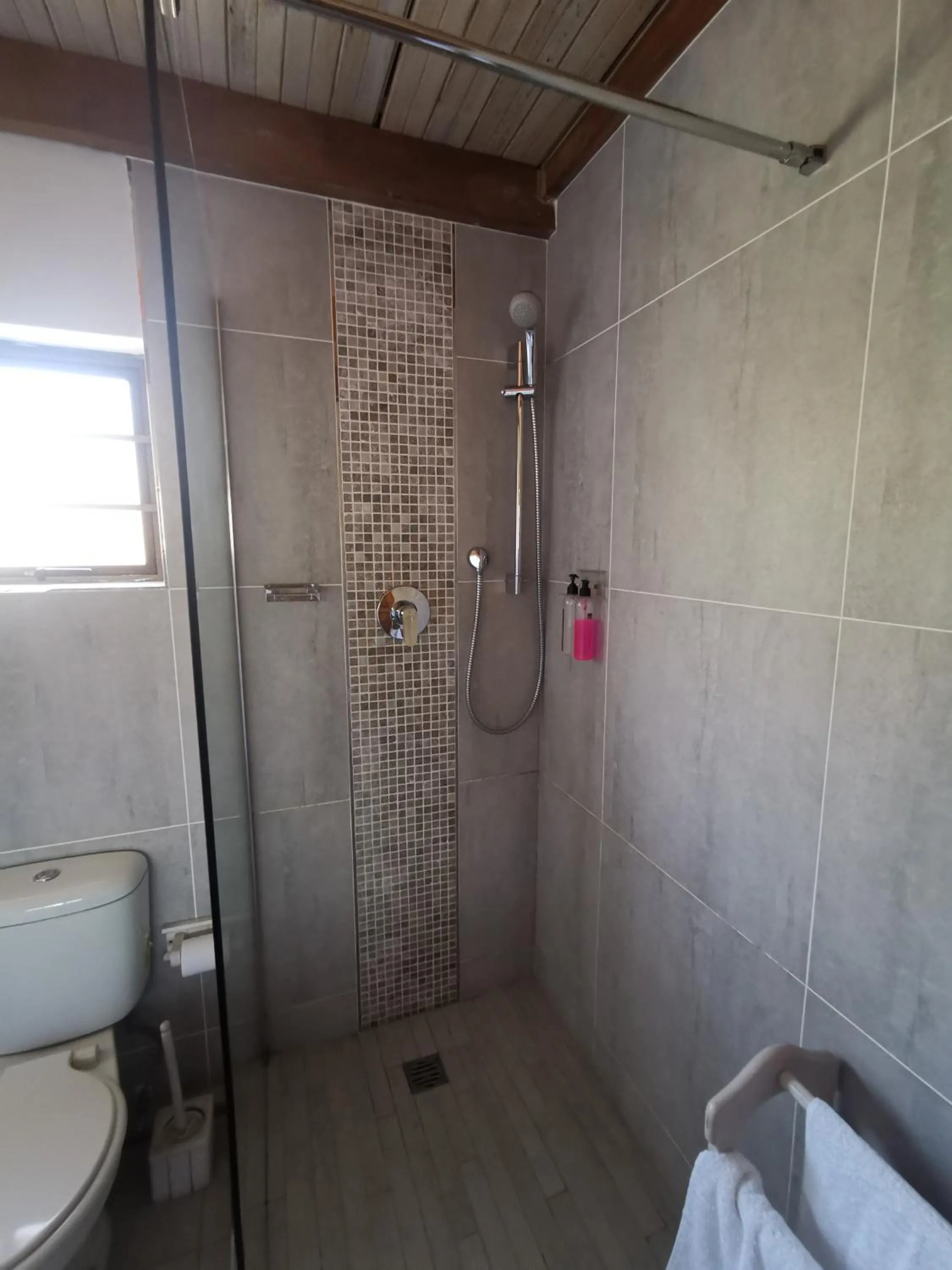 Bathroom in THE THATCH HIDE