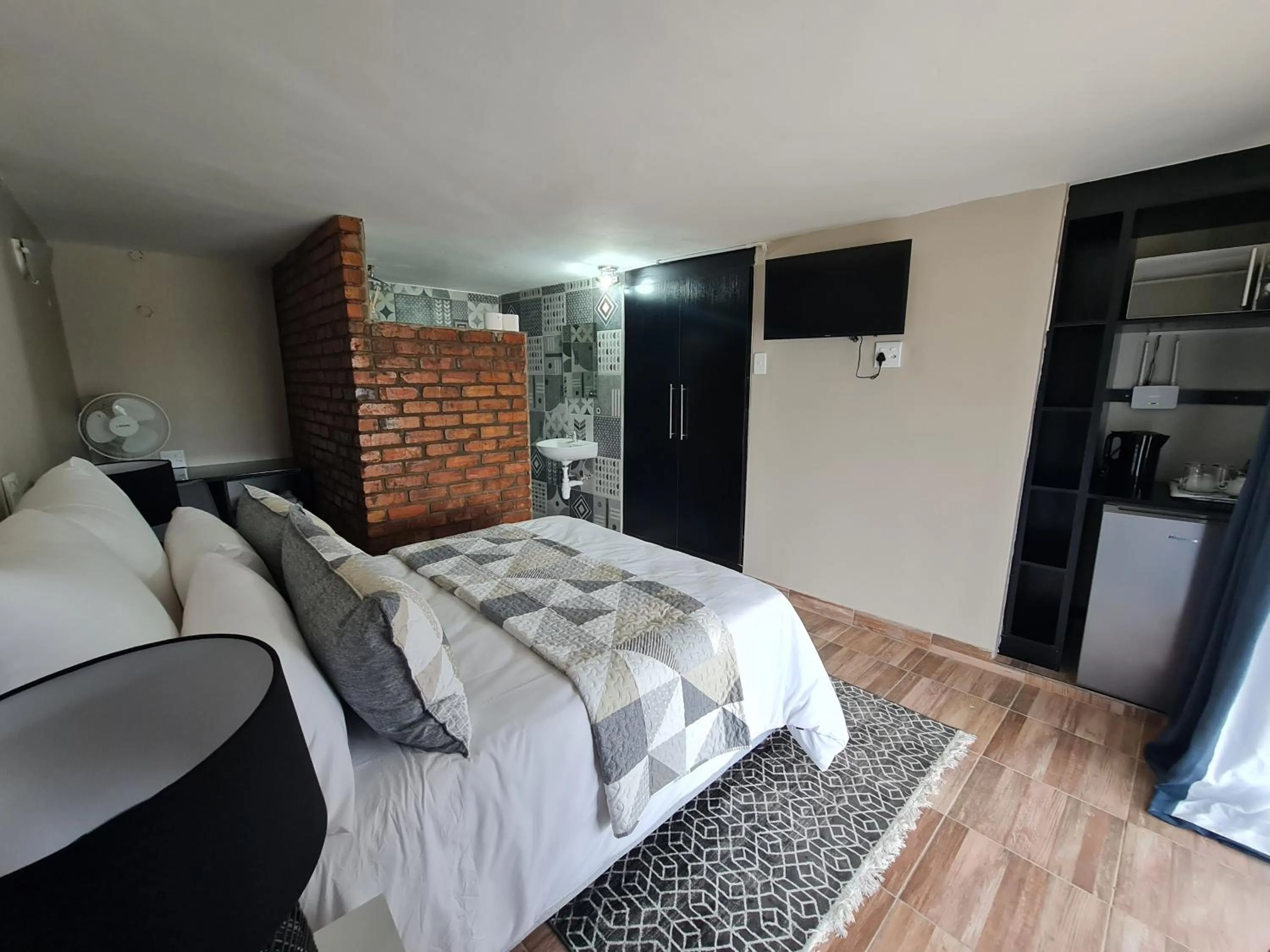 Photo of the whole room, Bed in THE THATCH HIDE