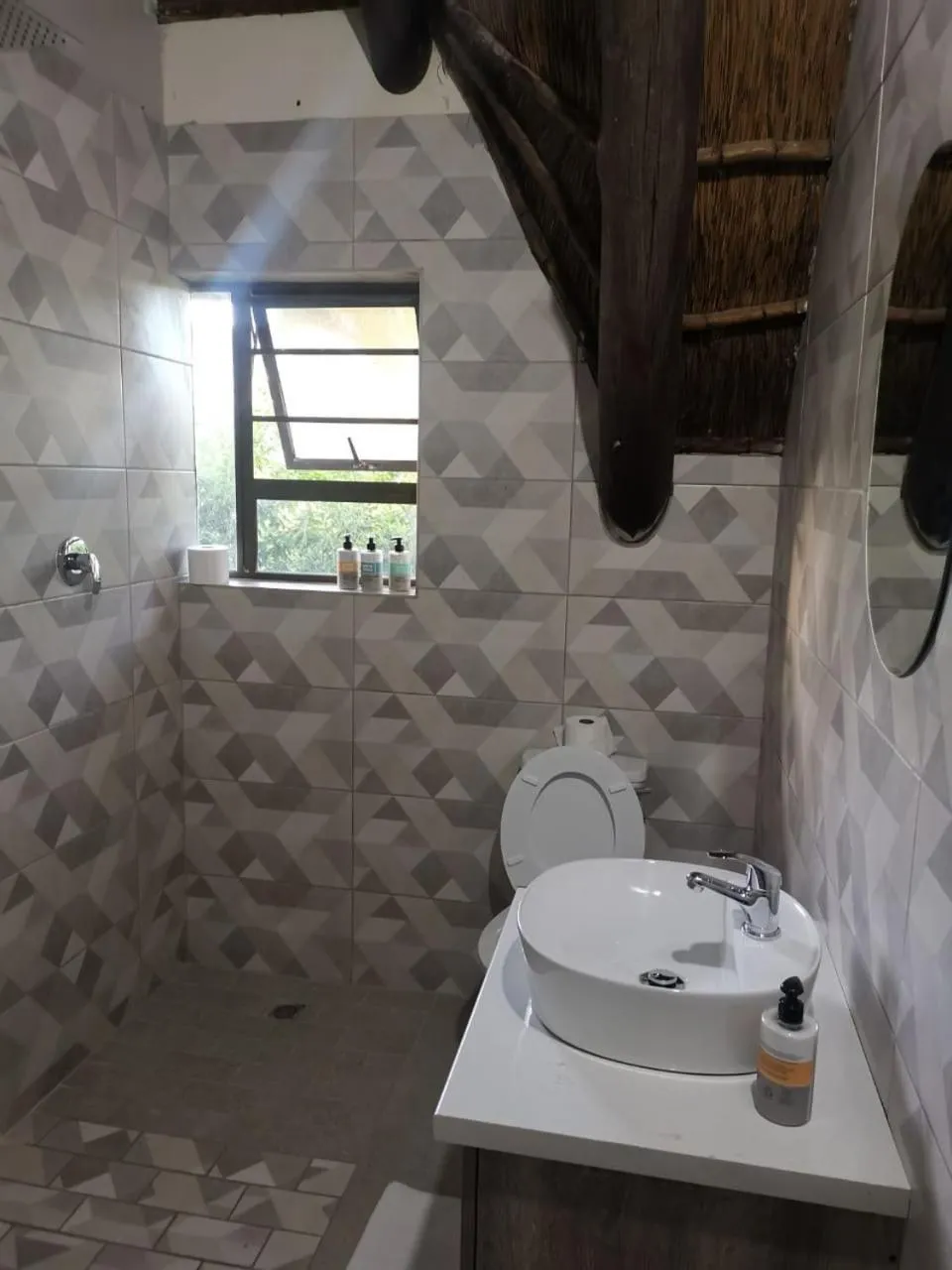 Bathroom in THE THATCH HIDE