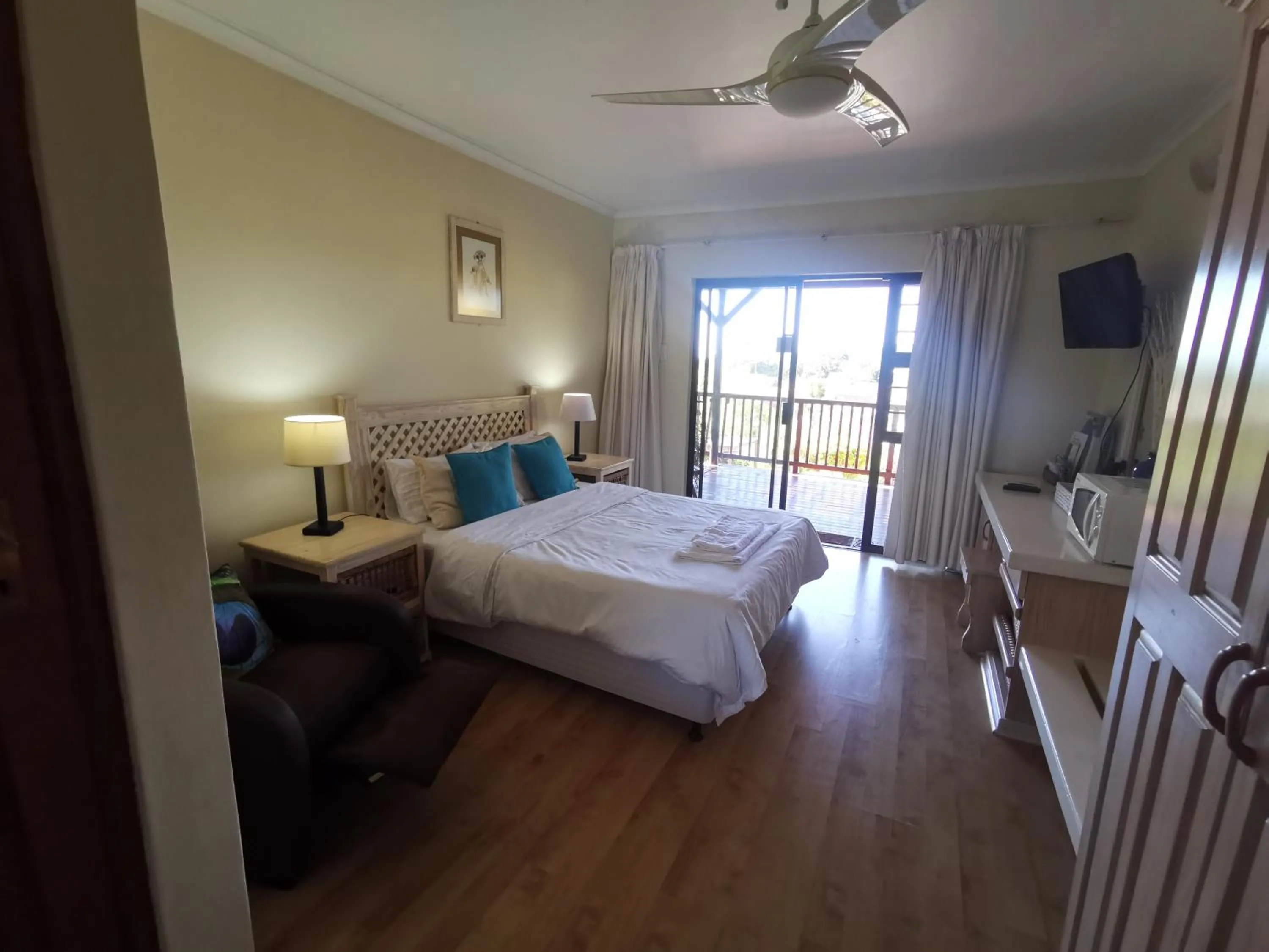 Photo of the whole room, Bed in THE THATCH HIDE