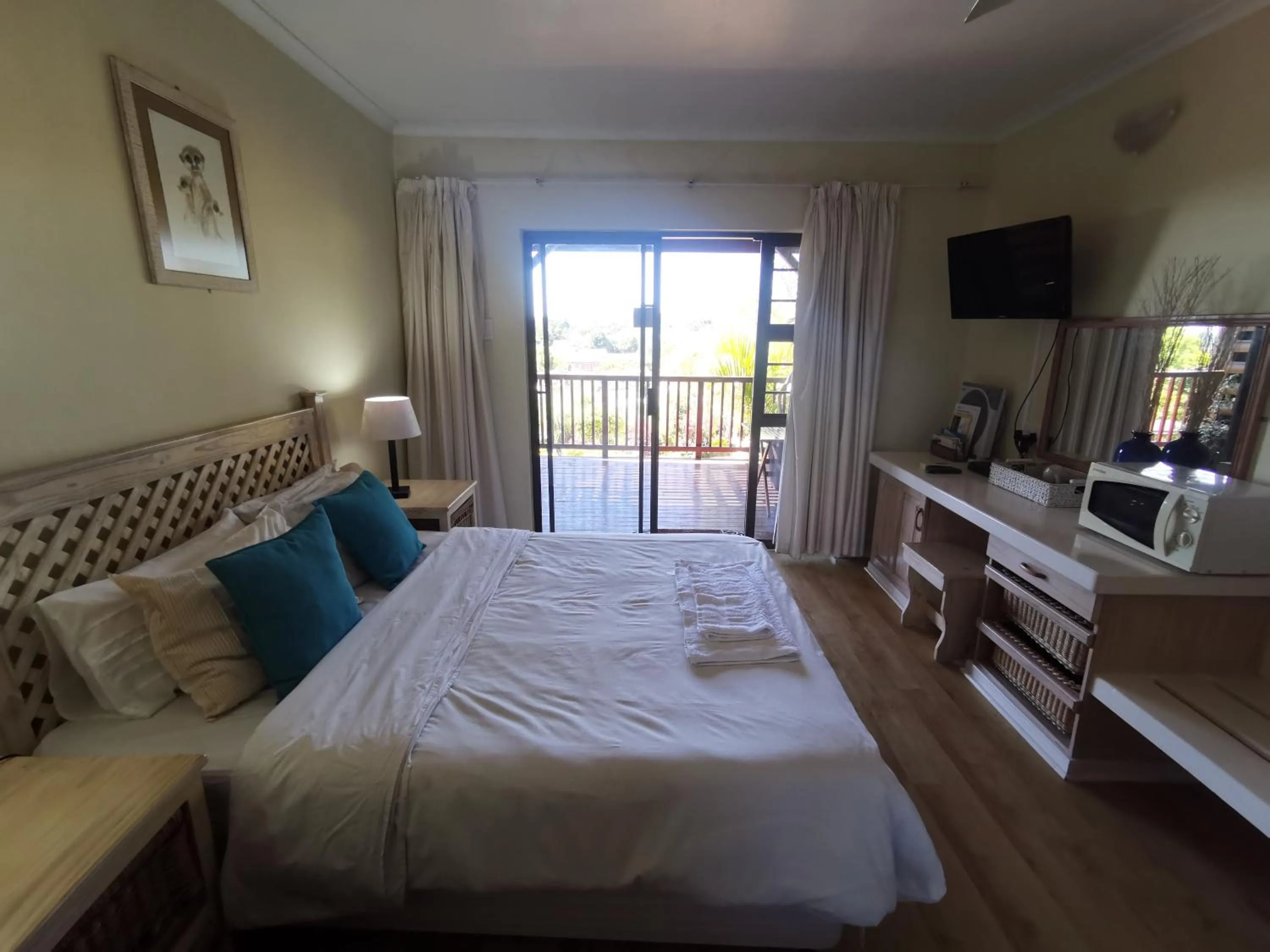 Photo of the whole room, Bed in THE THATCH HIDE