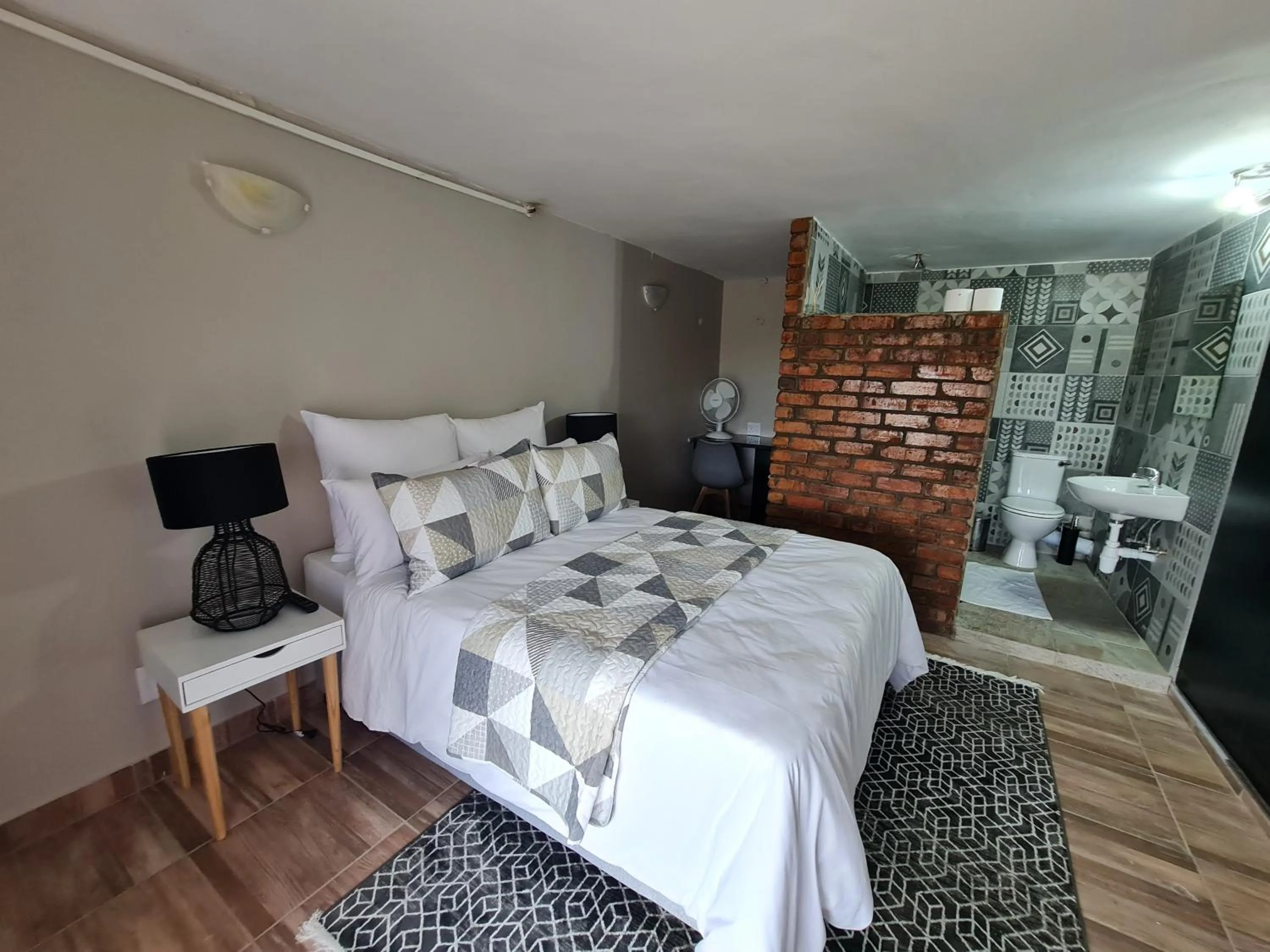 Photo of the whole room, Bed in THE THATCH HIDE