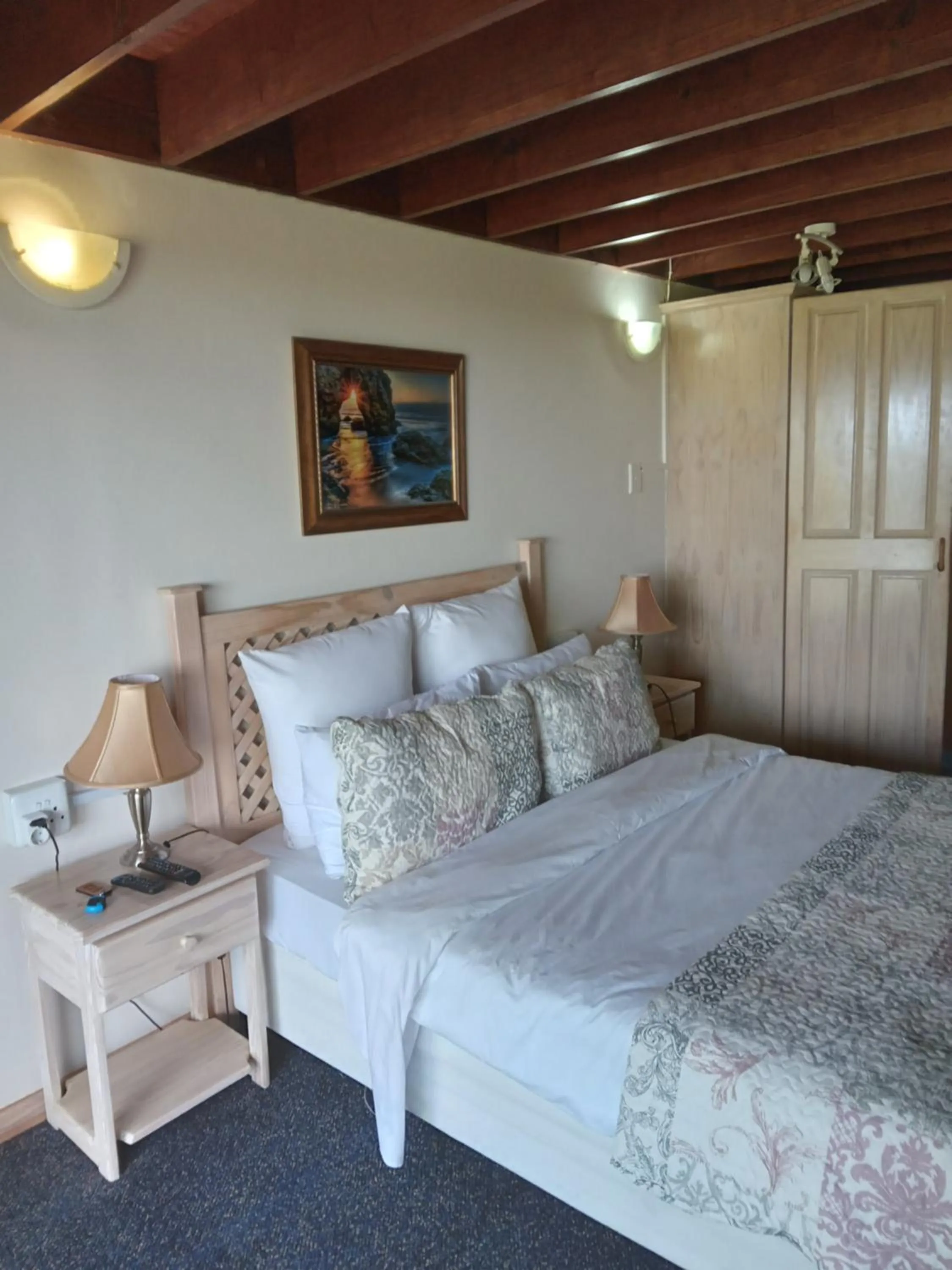 Photo of the whole room, Bed in THE THATCH HIDE