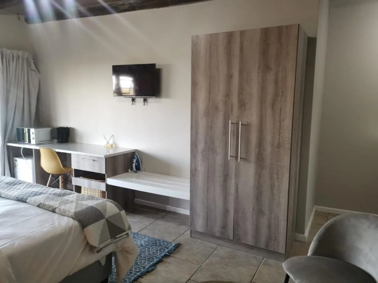 Photo of the whole room, Bed in THE THATCH HIDE