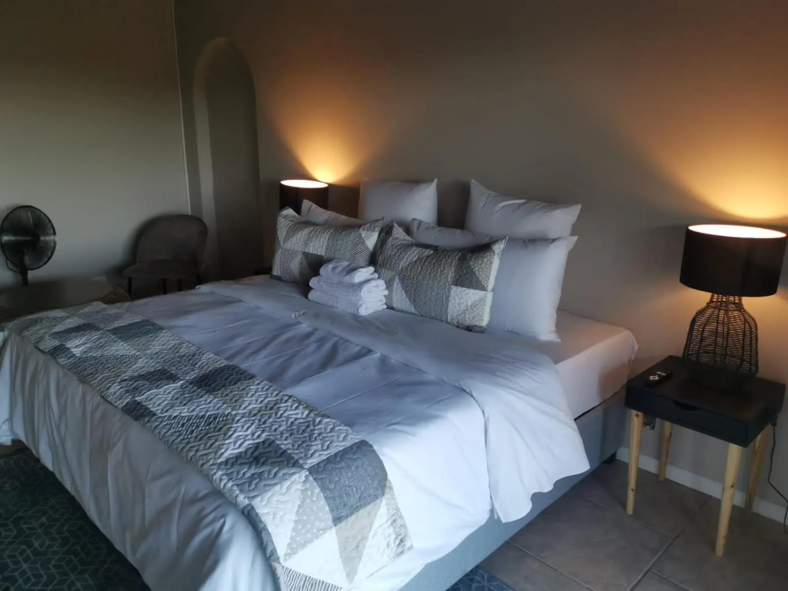 Photo of the whole room, Bed in THE THATCH HIDE