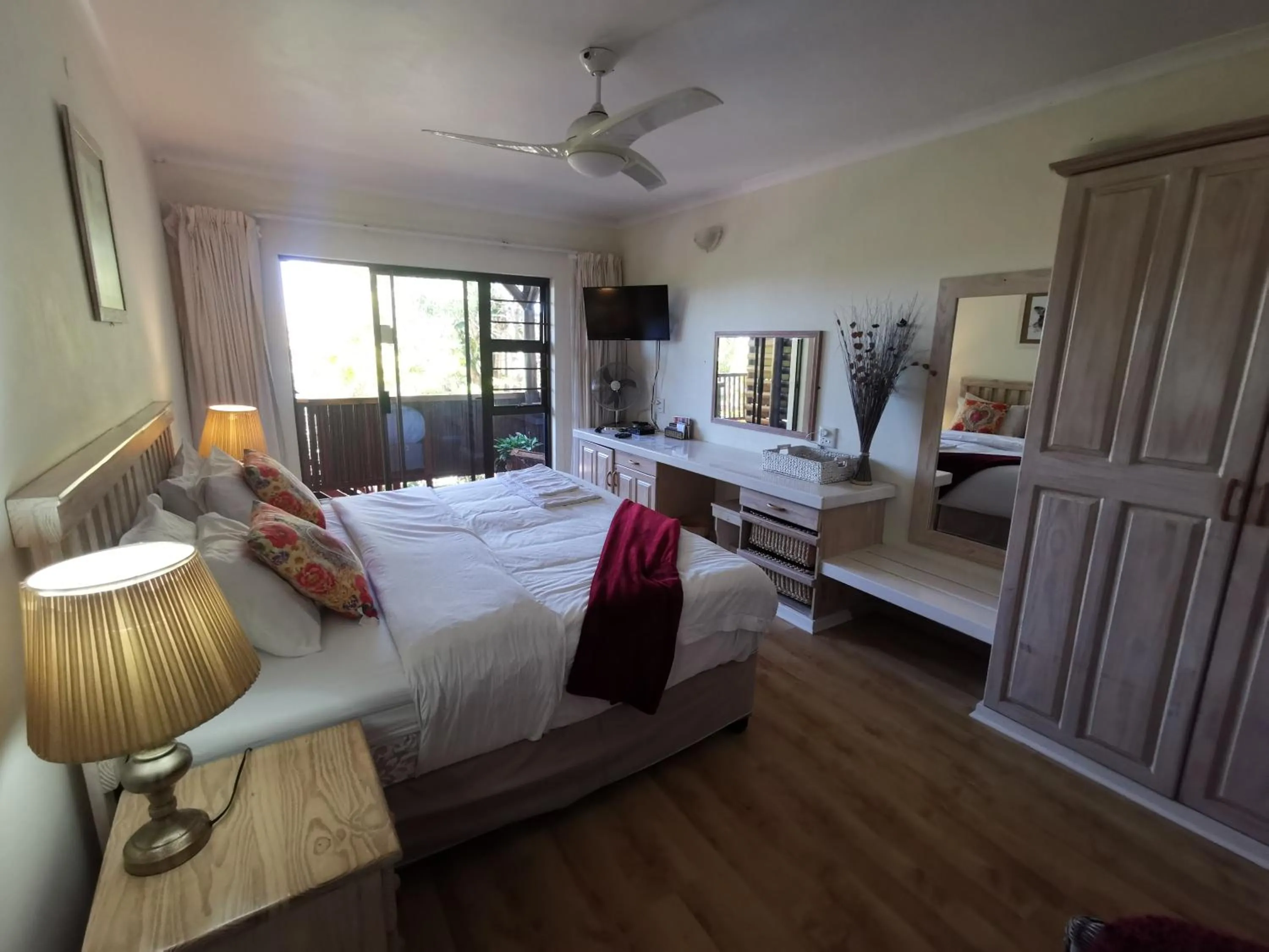 Photo of the whole room, Bed in THE THATCH HIDE