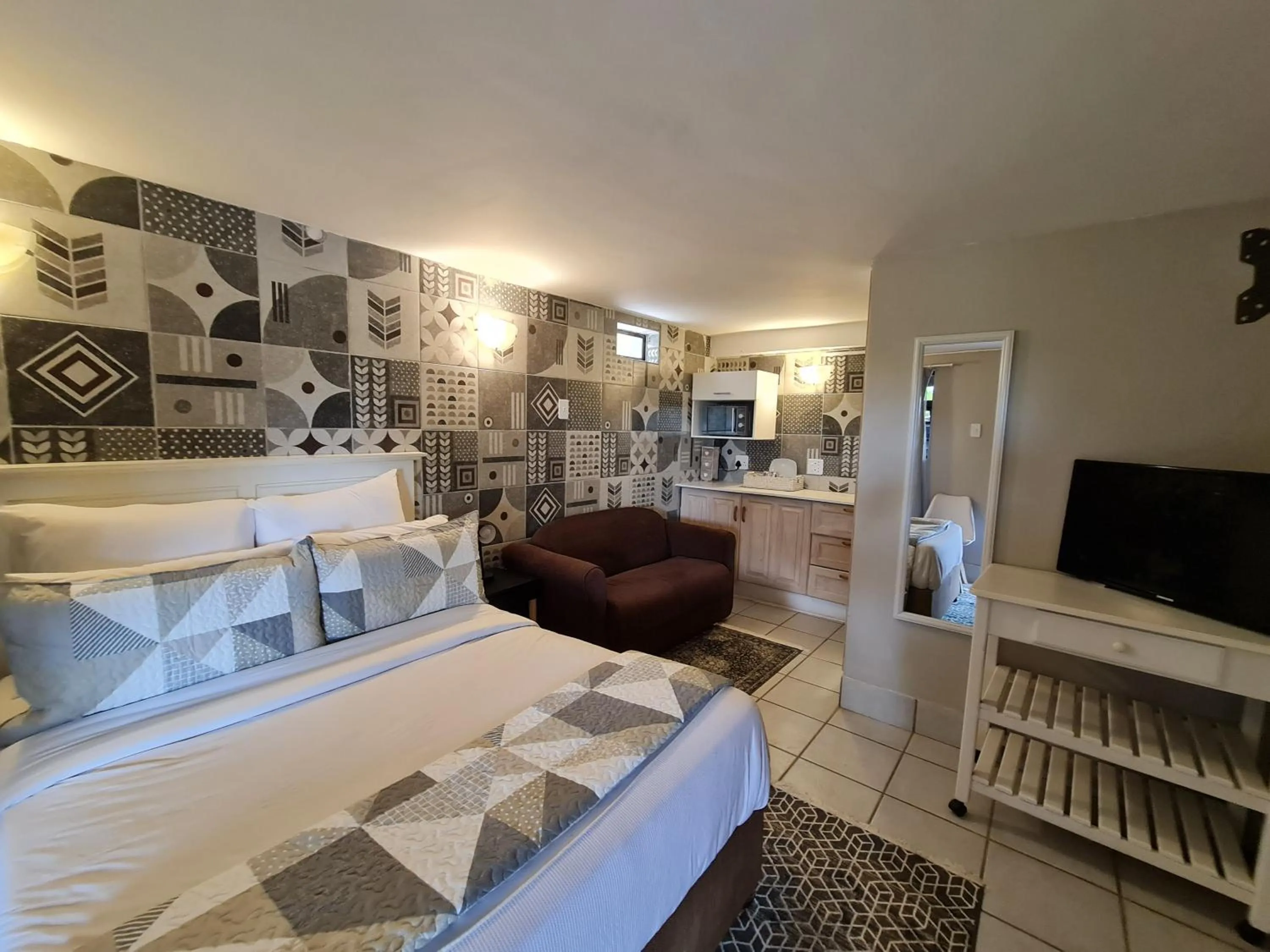 Photo of the whole room, Bed in THE THATCH HIDE