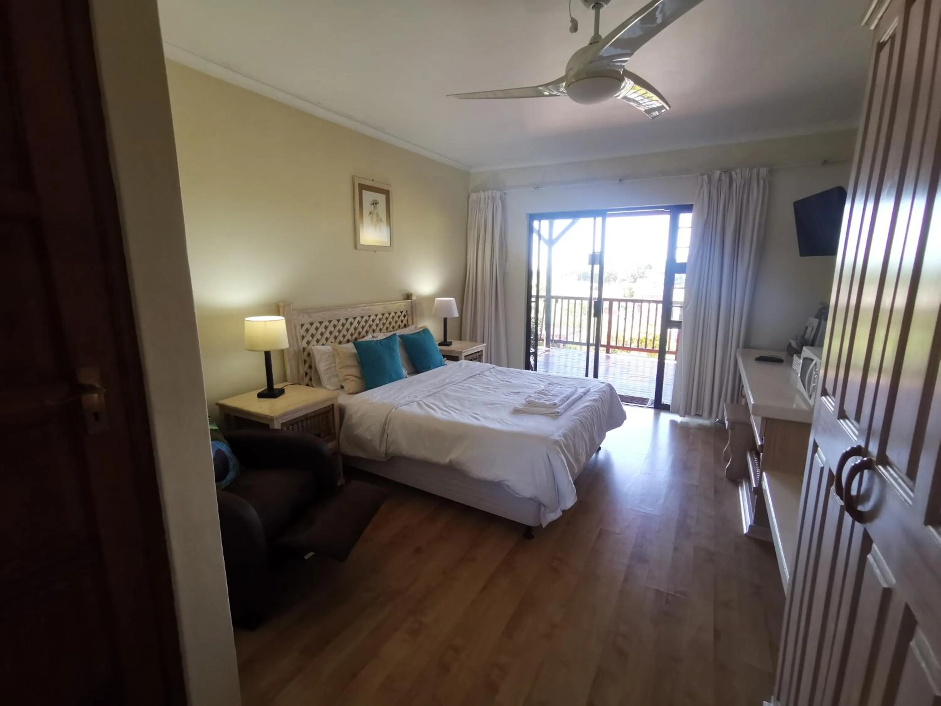 Photo of the whole room, Bed in THE THATCH HIDE