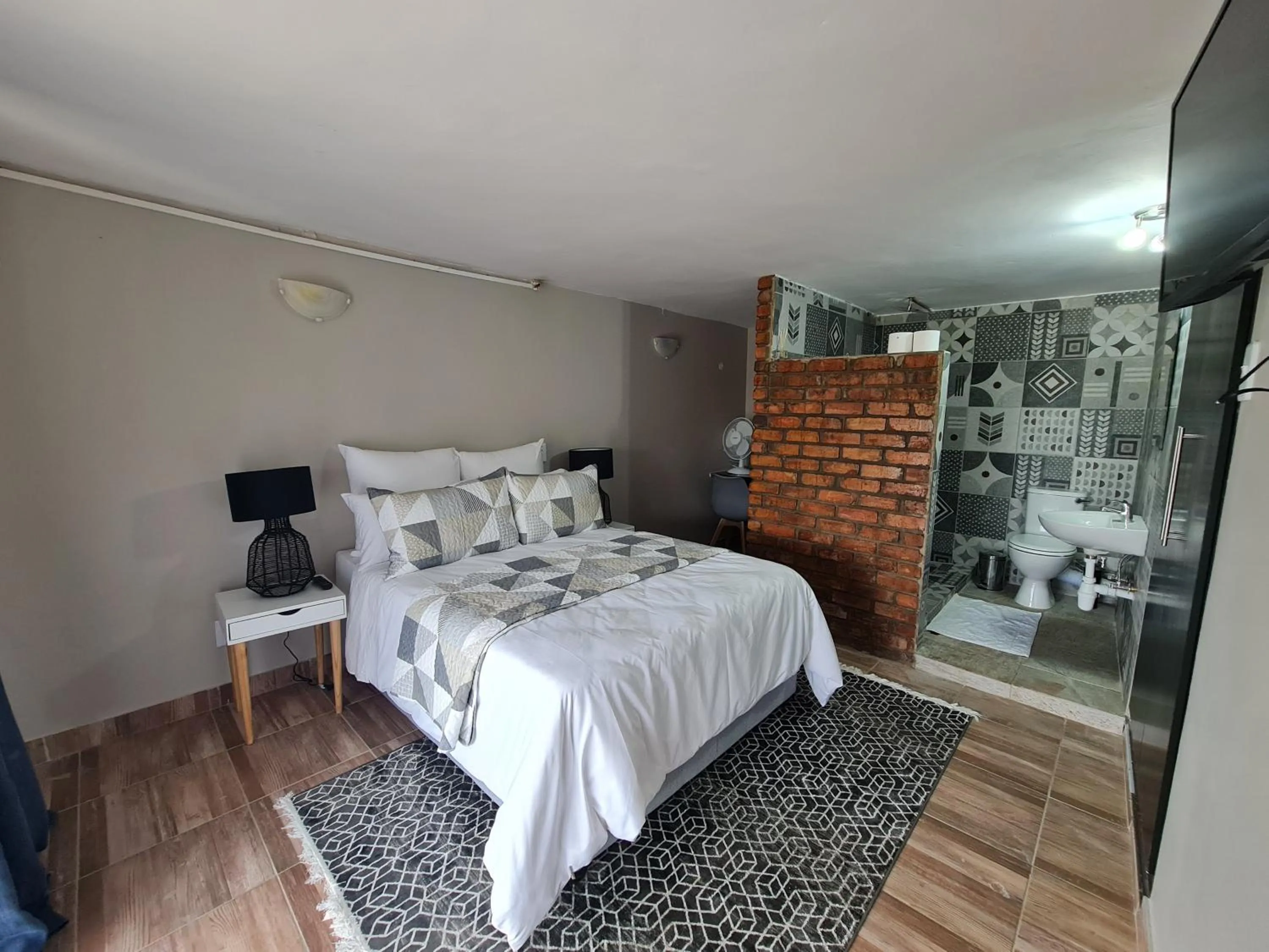 Photo of the whole room, Bed in THE THATCH HIDE