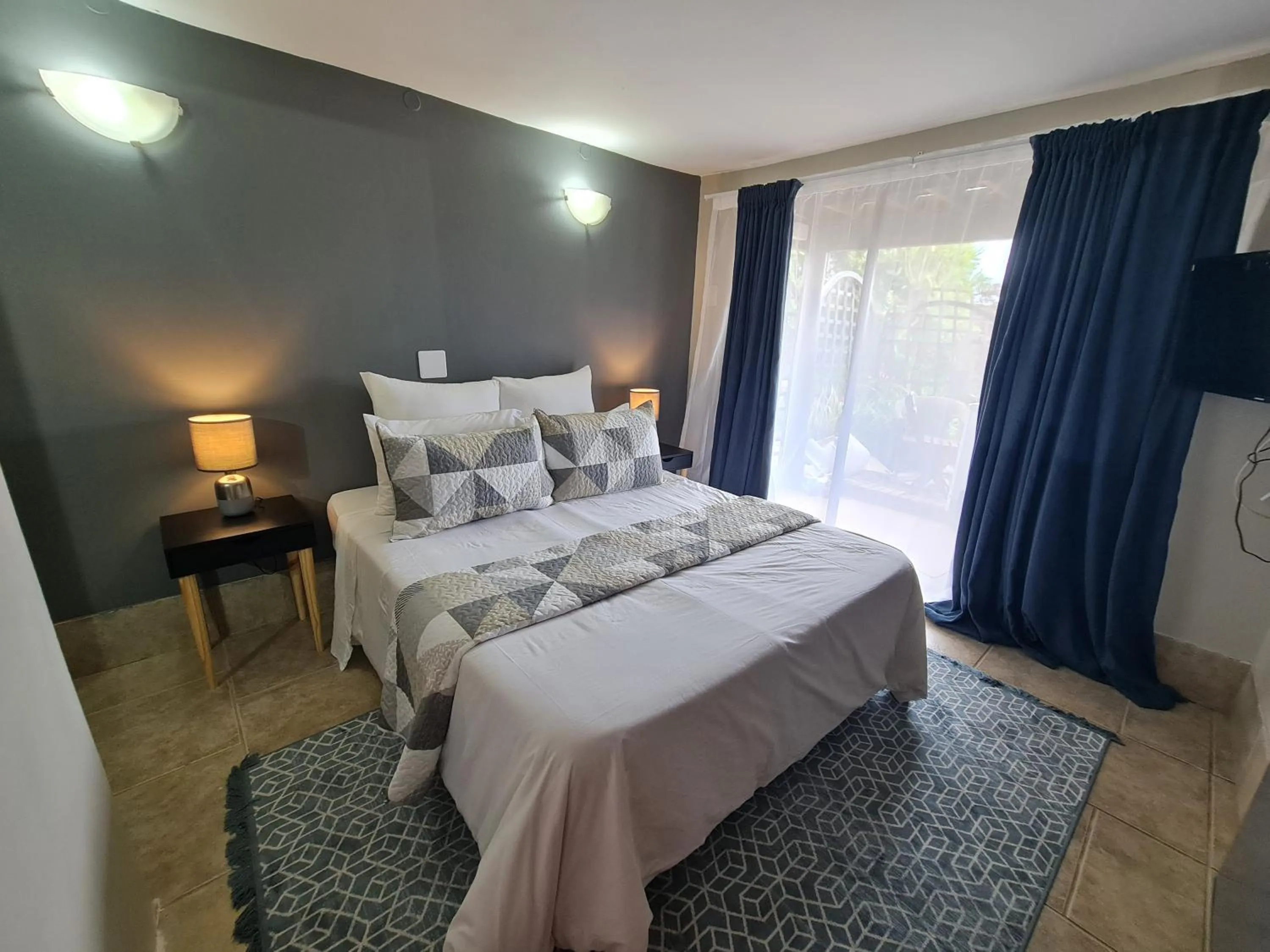 Photo of the whole room, Bed in THE THATCH HIDE