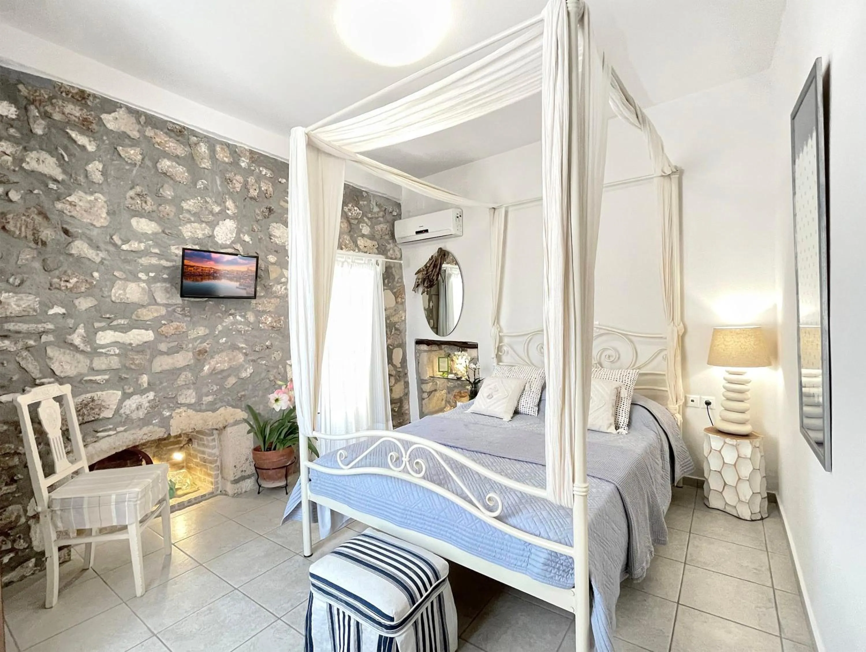 Photo of the whole room, Bed in Four Seasons of Bliss at Sohora Hotel