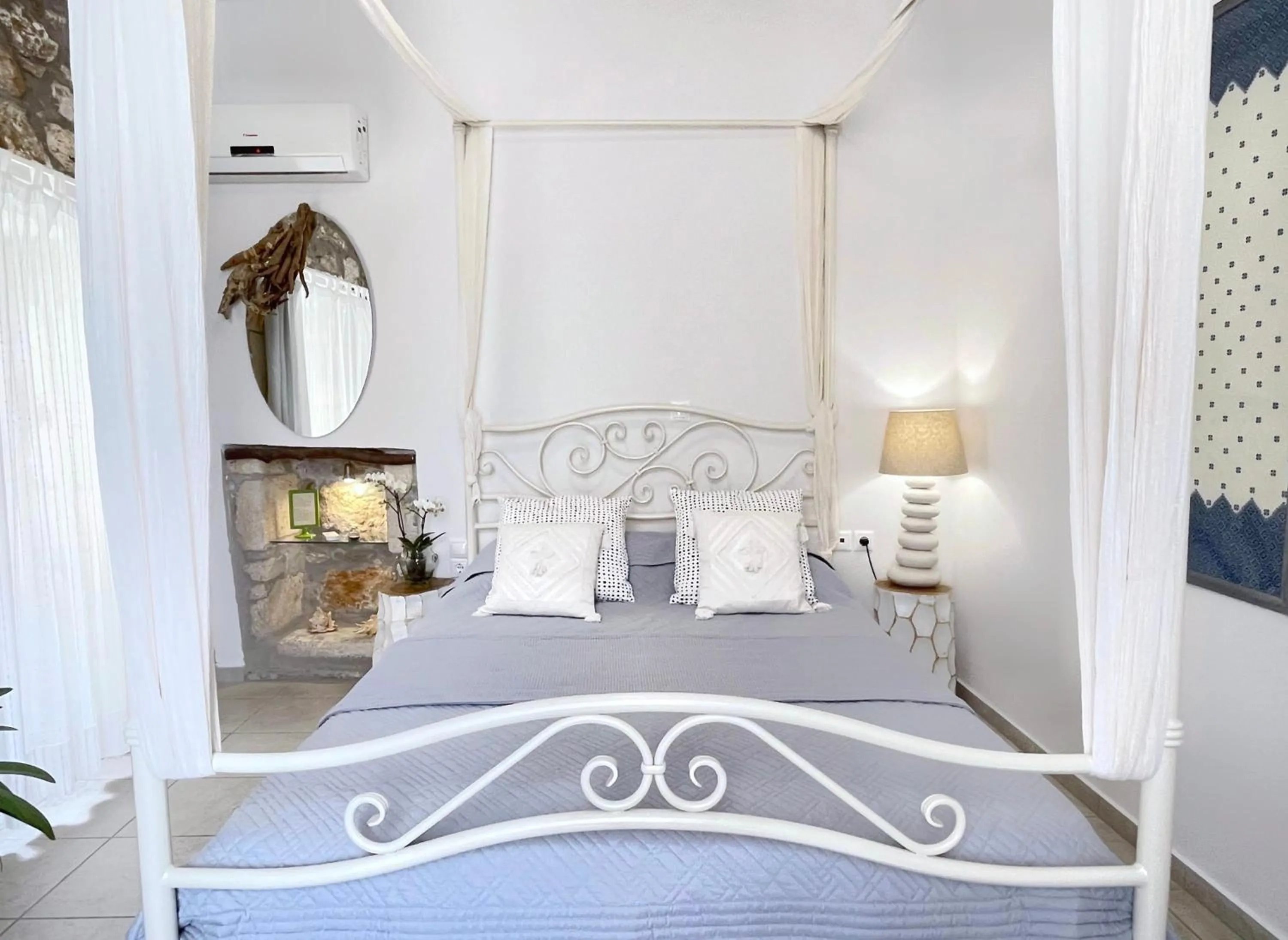 Photo of the whole room, Bed in Four Seasons of Bliss at Sohora Hotel