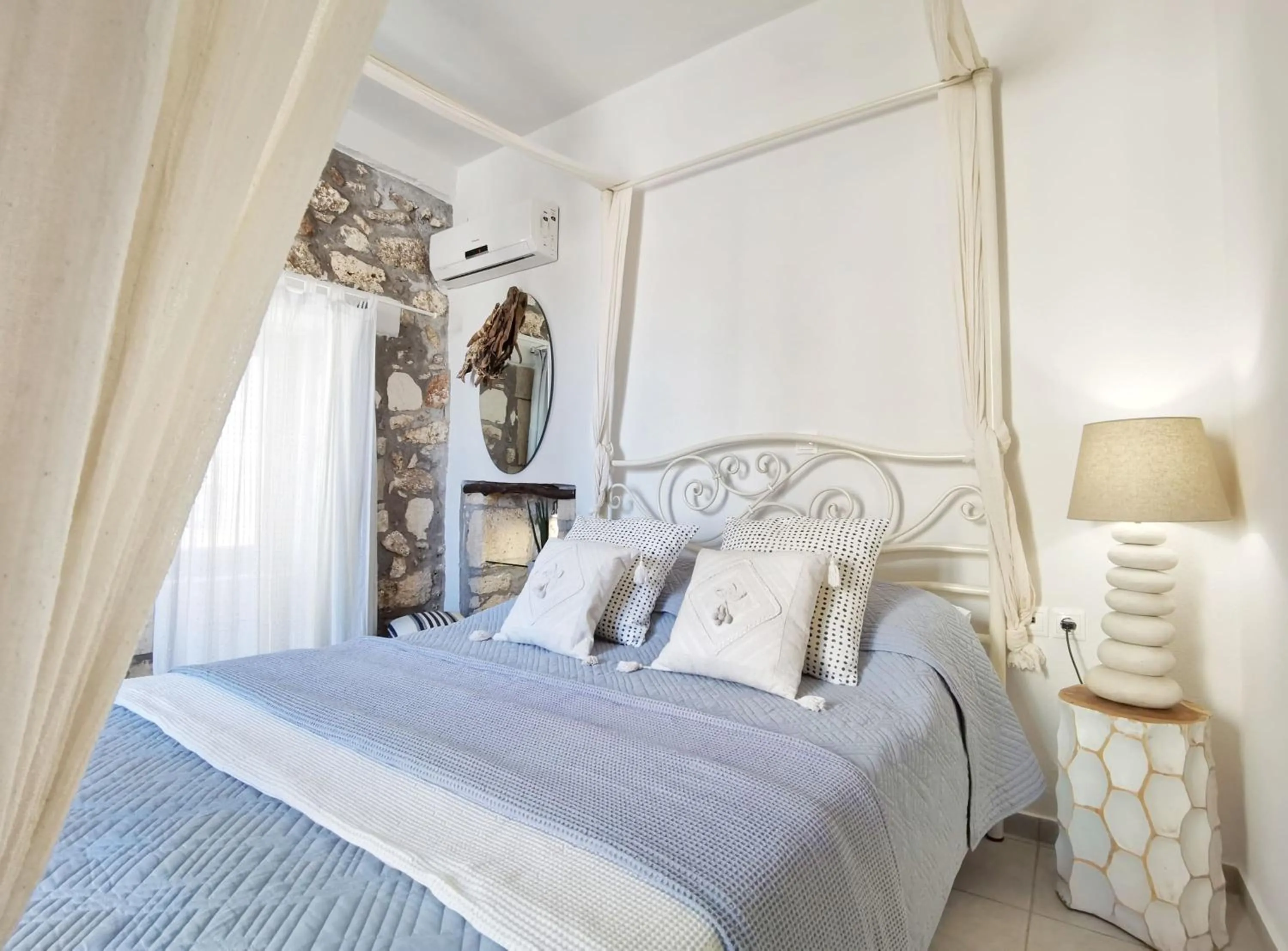 Photo of the whole room, Bed in Four Seasons of Bliss at Sohora Hotel