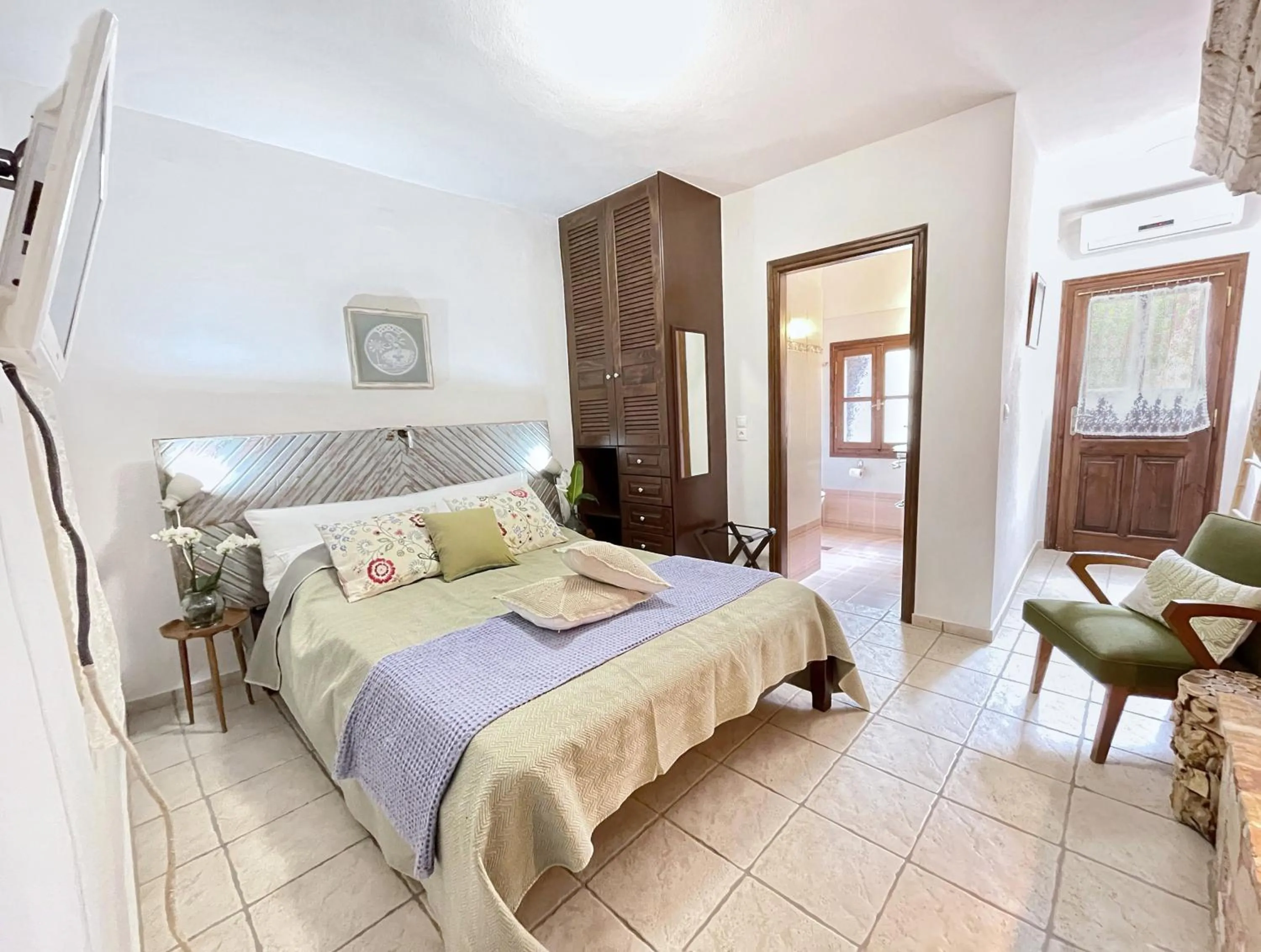 Bed in Four Seasons of Bliss at Sohora Hotel