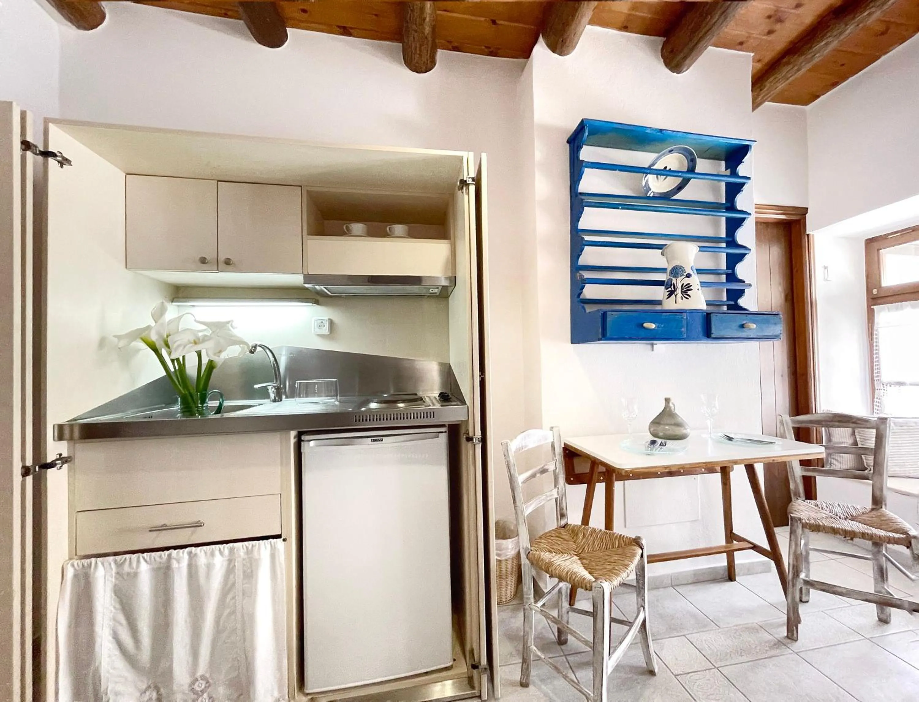Kitchen or kitchenette in Four Seasons of Bliss at Sohora Hotel