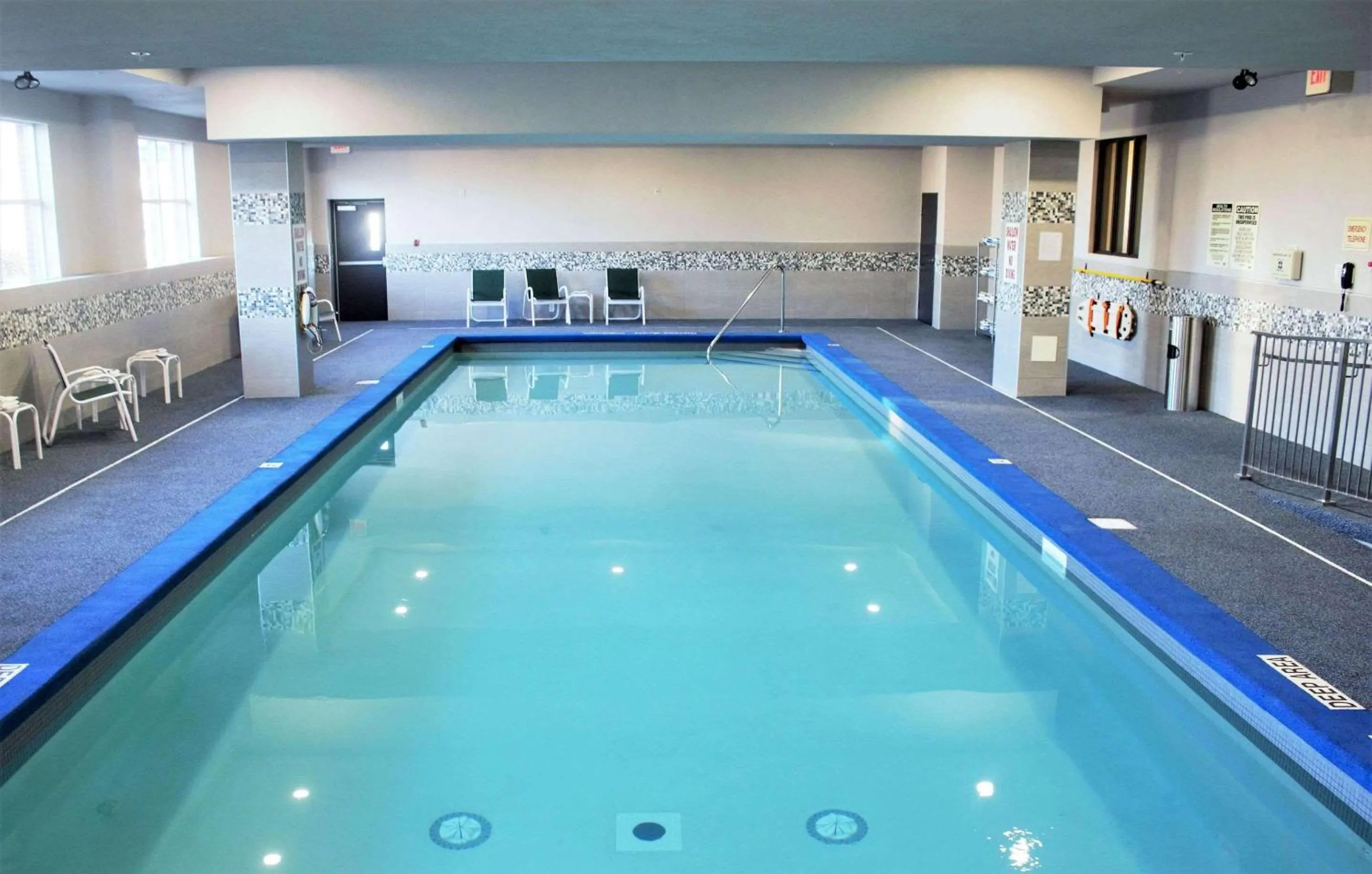 Swimming pool in Country Inn & Suites by Radisson, Niagara Falls, ON