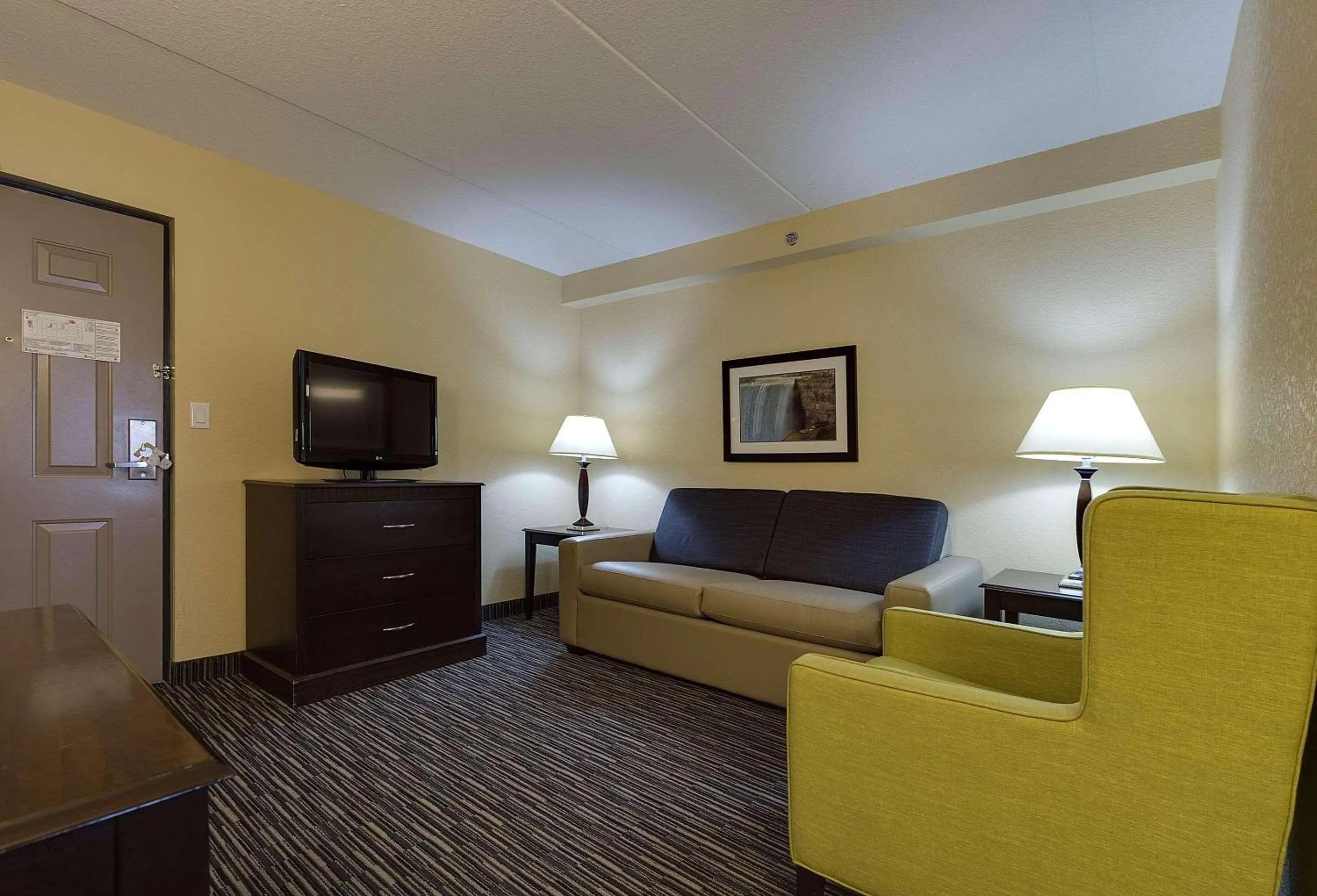 Bedroom in Country Inn & Suites by Radisson, Niagara Falls, ON
