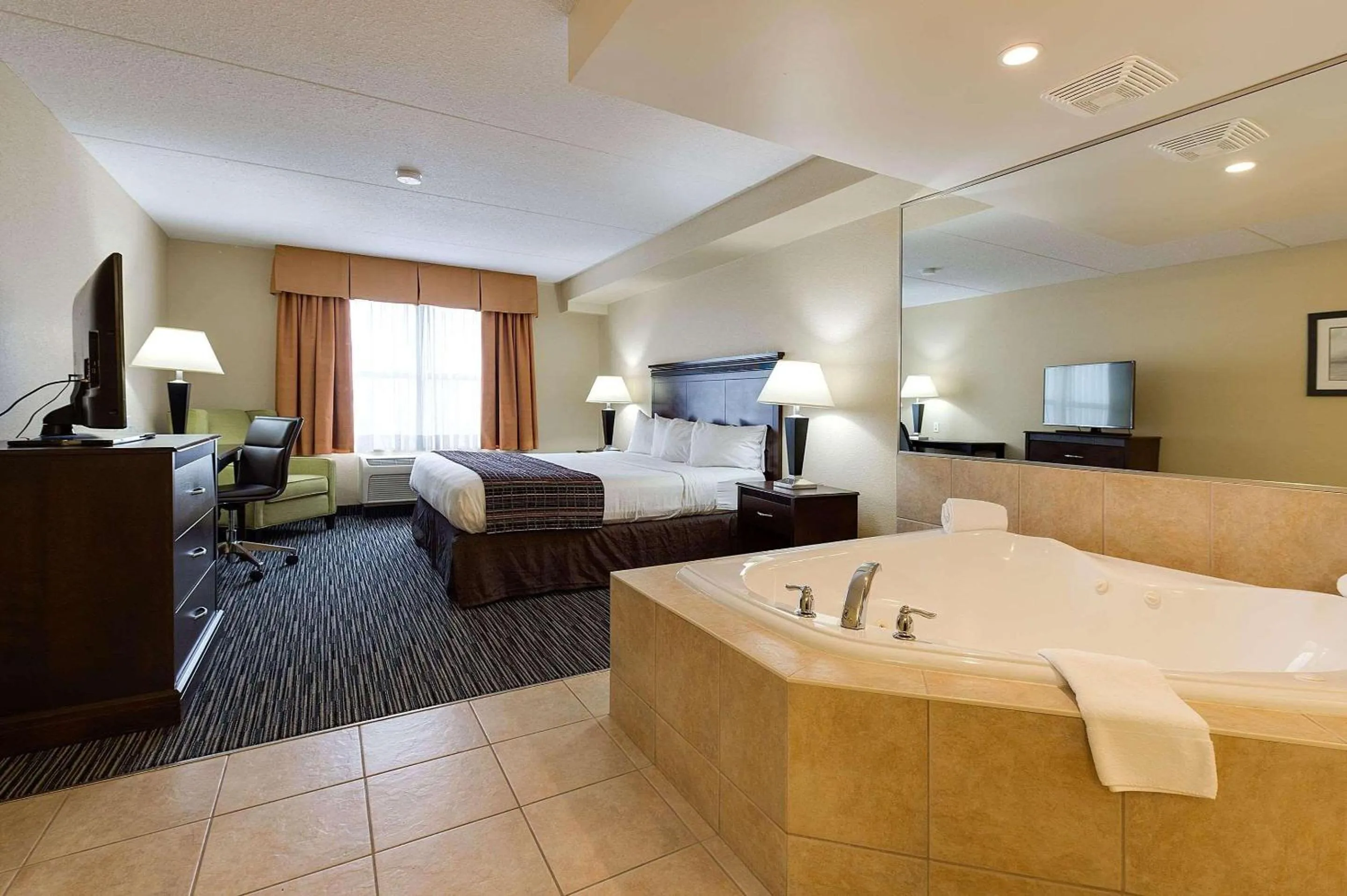 Bedroom, Bed in Country Inn & Suites by Radisson, Niagara Falls, ON