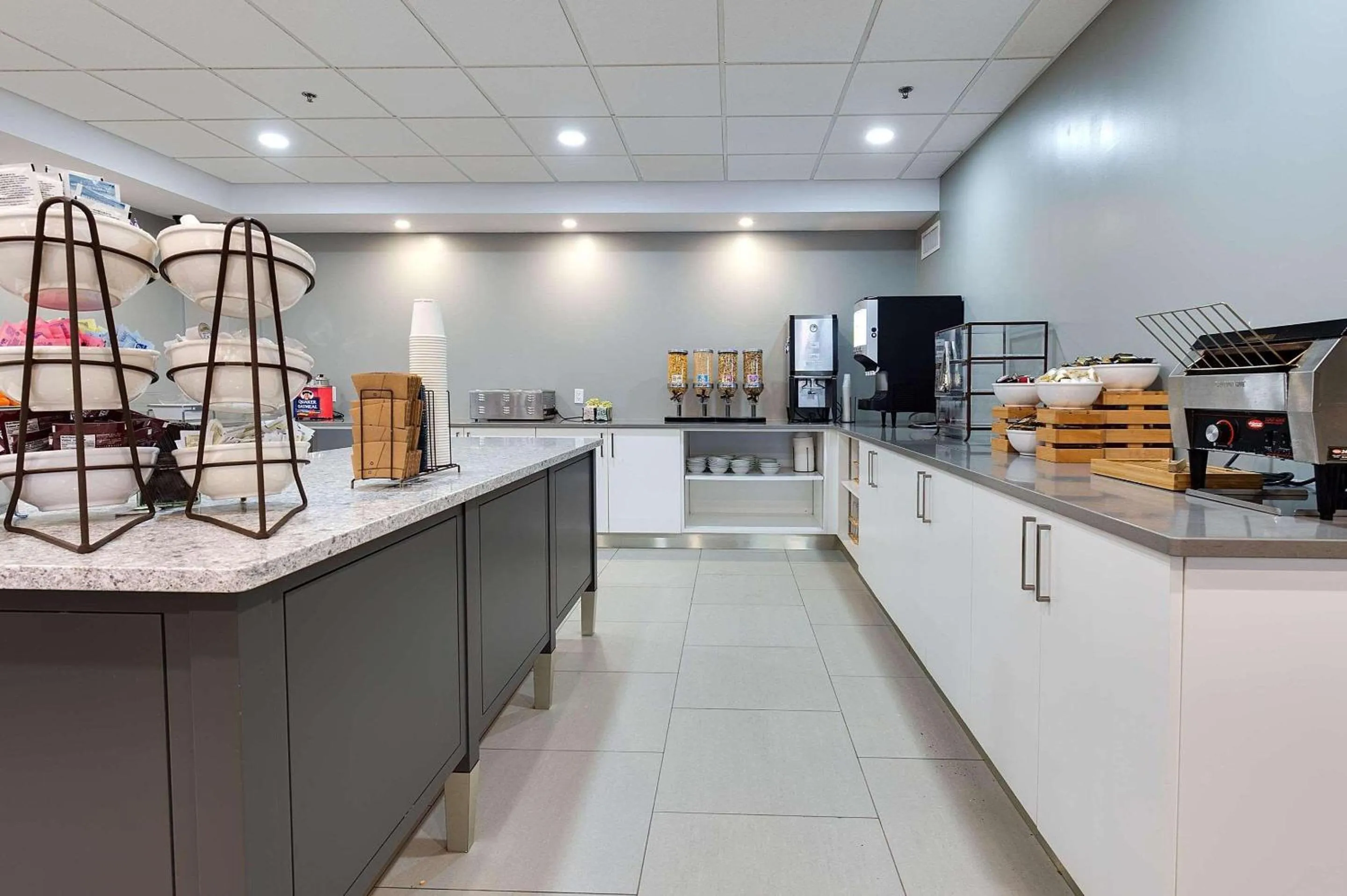 Breakfast in Country Inn & Suites by Radisson, Niagara Falls, ON