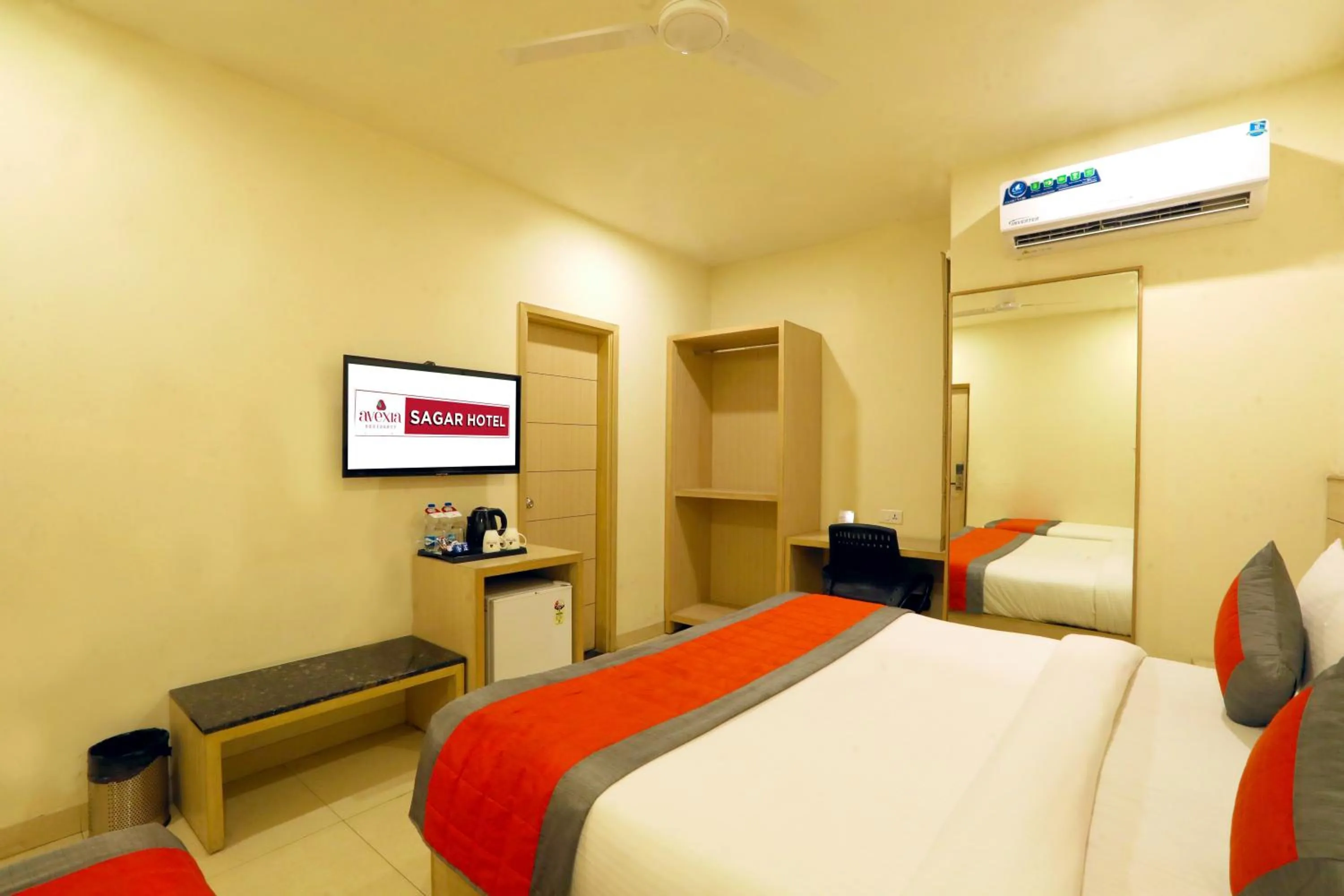 Bed in Sagar Hotel JUST 5 MIN FROM GOLDEN TEMPLE