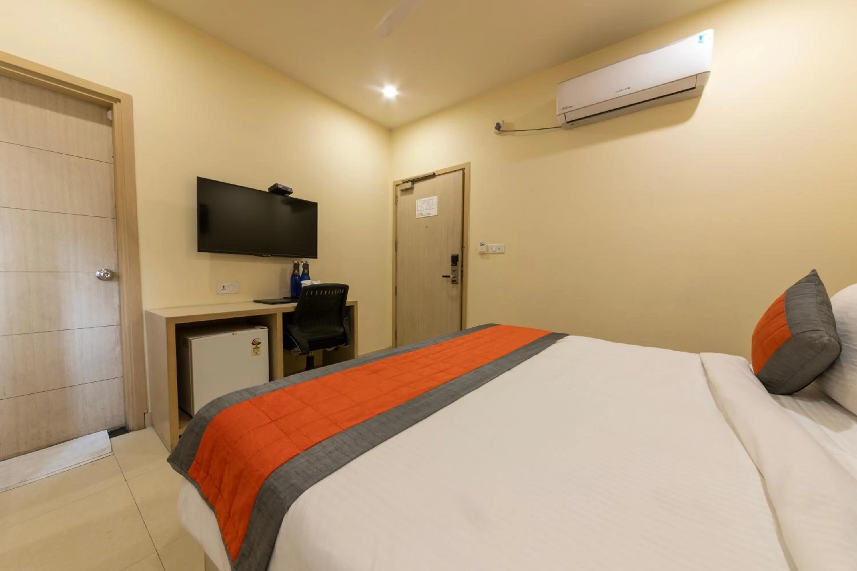 TV and multimedia, Bed in Sagar Hotel JUST 5 MIN FROM GOLDEN TEMPLE