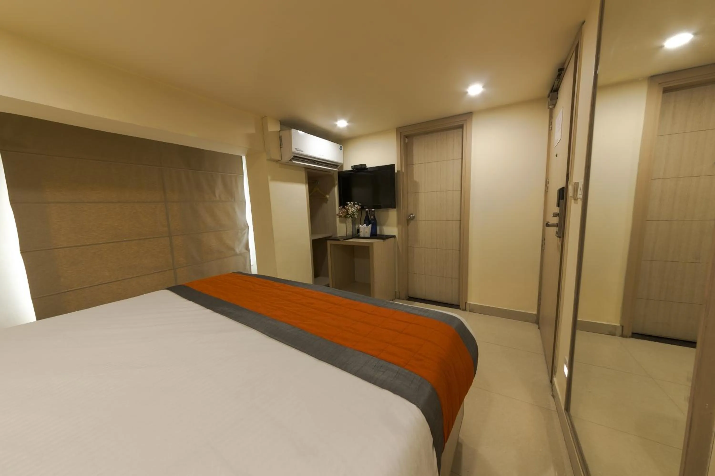 TV and multimedia, Bed in Sagar Hotel JUST 5 MIN FROM GOLDEN TEMPLE