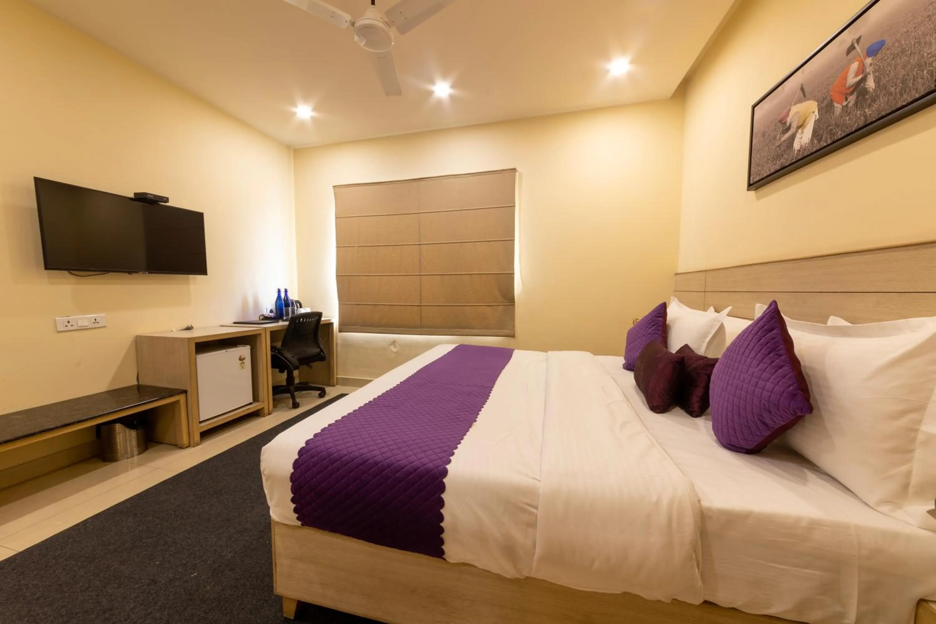 TV and multimedia, Bed in Sagar Hotel JUST 5 MIN FROM GOLDEN TEMPLE